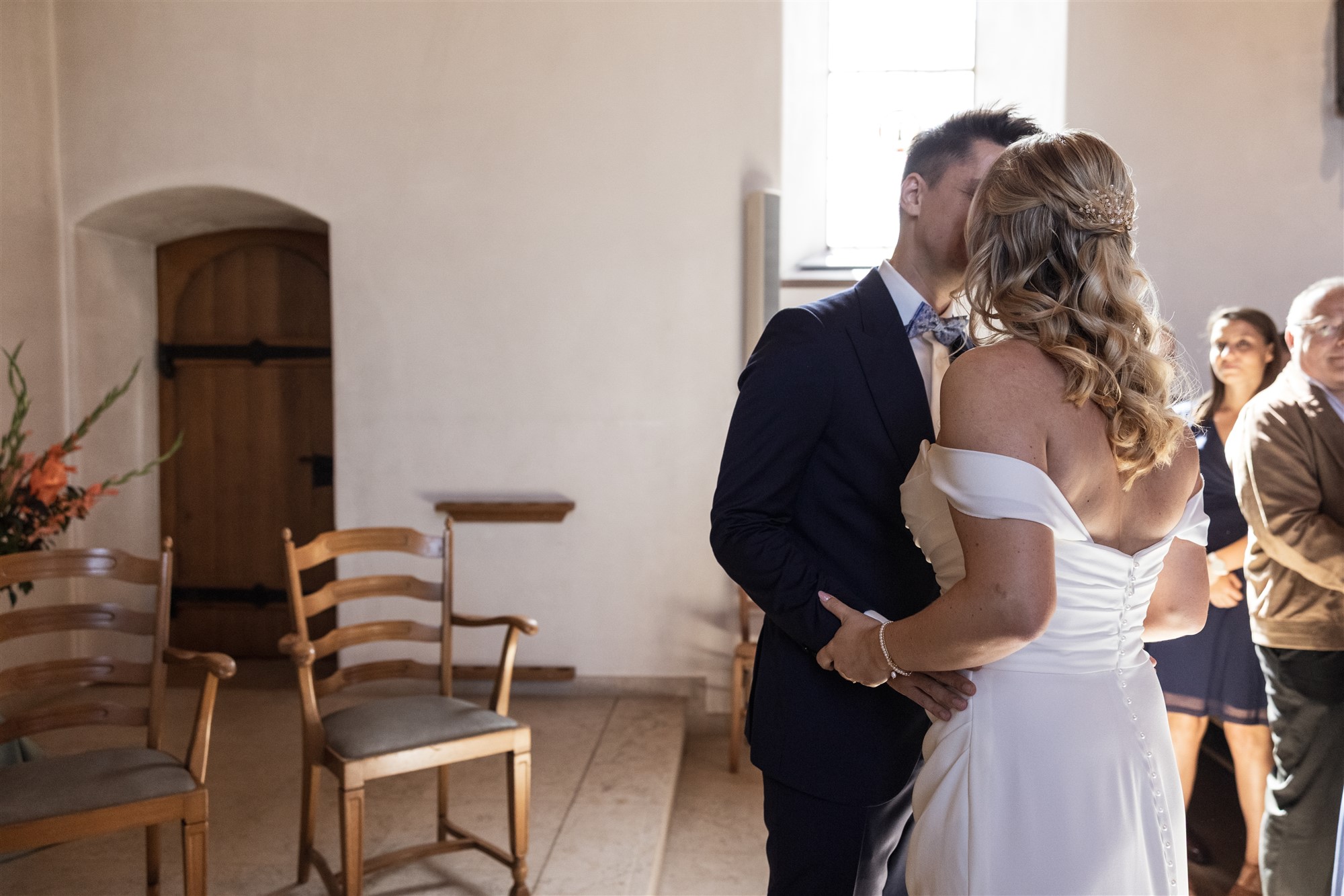 Kirche Biel-Benken - Das Paar sieht sich in der Kirche - Hochzeitsfotograf Basel Schweiz