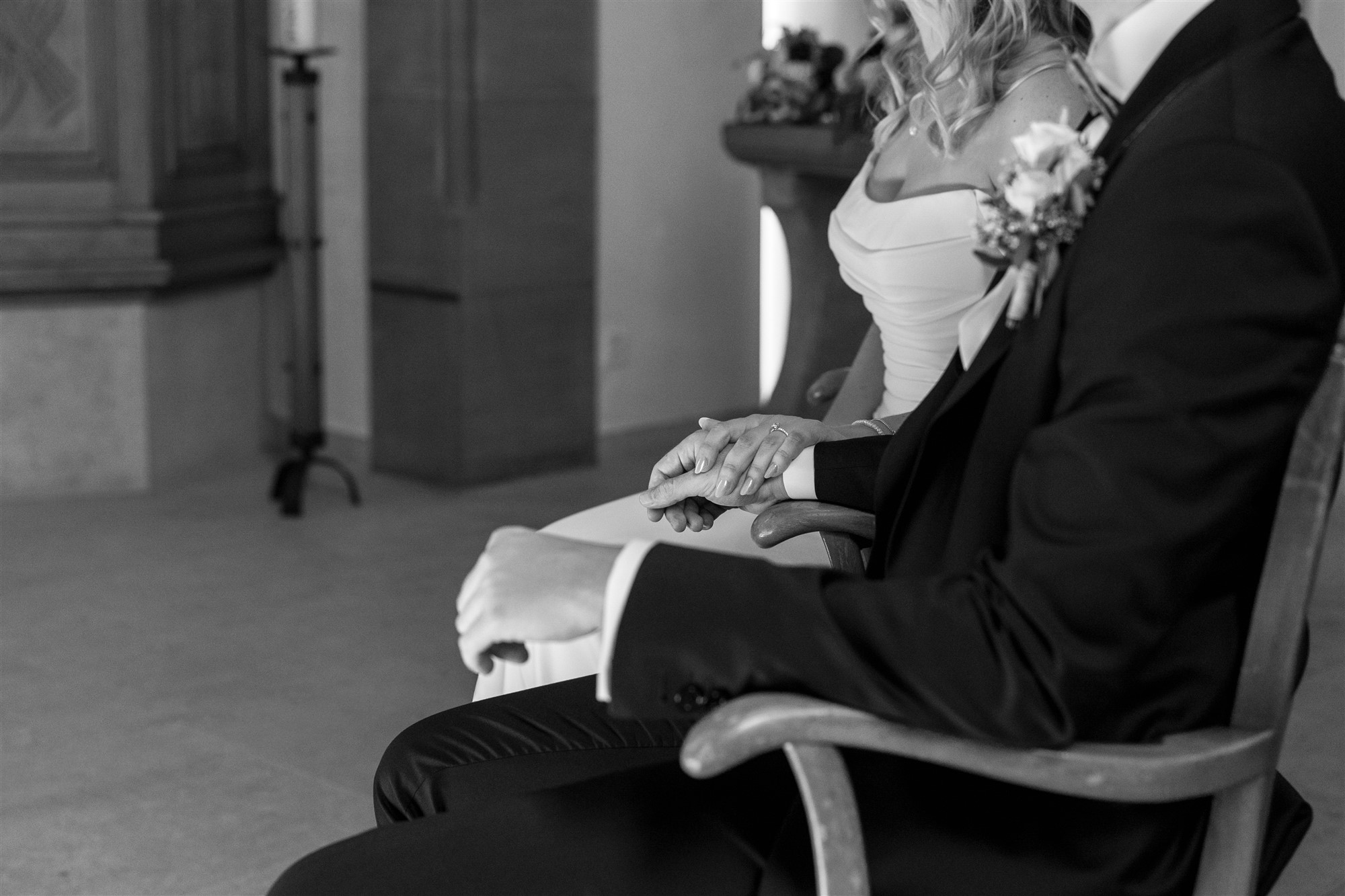 Kirche Biel-Benken - Kirchliche Trauung - Bilder der Hände - Hochzeitsfotograf Basel Schweiz