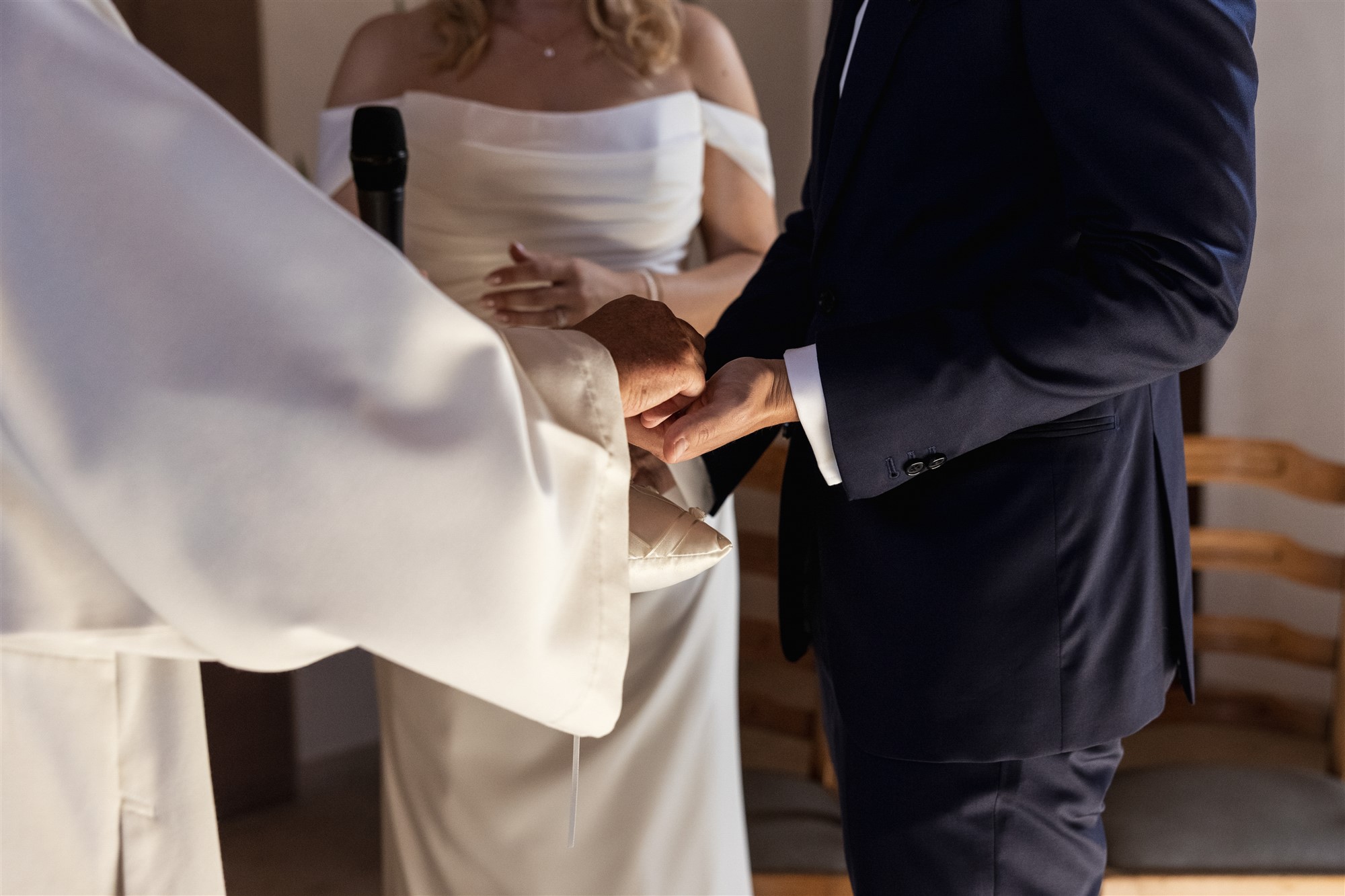 Kirche Biel-Benken - Die Trauung in der Kirche - Der Ringtausch - Hochzeitsfotograf Basel Schweiz