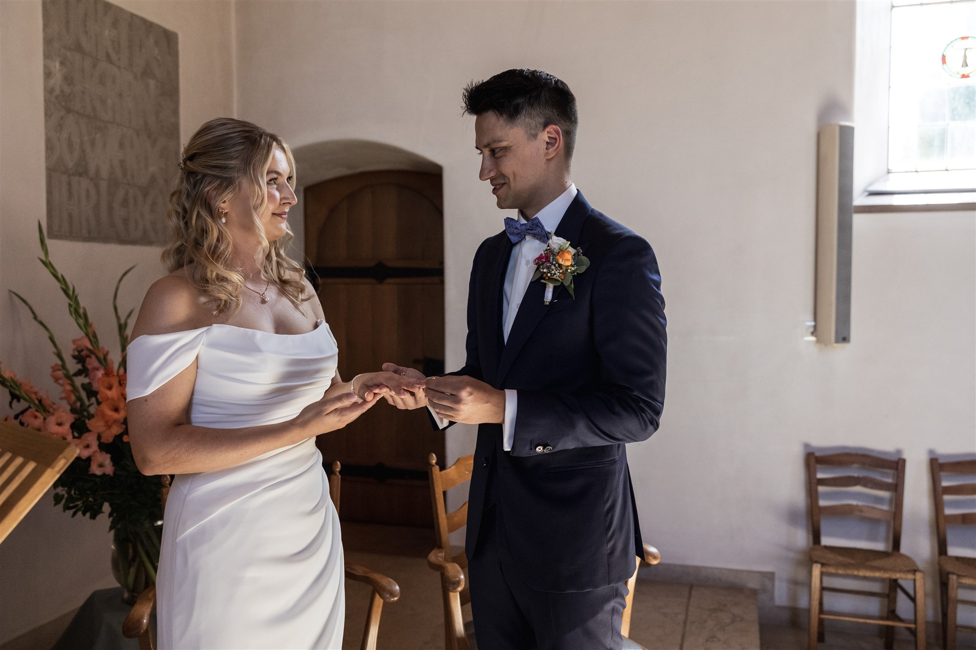 Kirche Biel-Benken - Die Trauung in der Kirche - Der Ringtausch - Hochzeitsfotograf Basel Schweiz