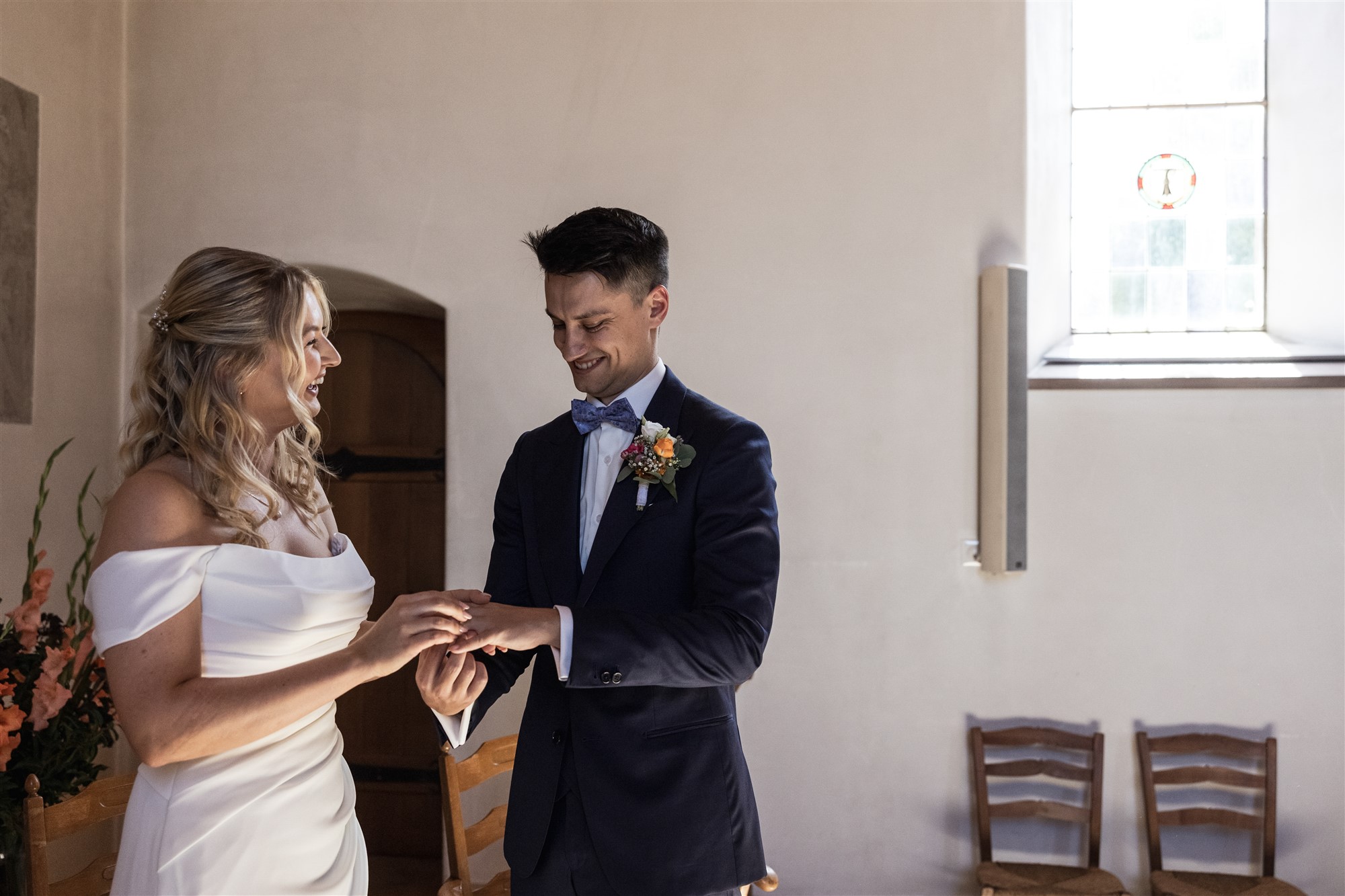 Kirche Biel-Benken - Die Trauung in der Kirche - Der Ringtausch - Hochzeitsfotograf Basel Schweiz
