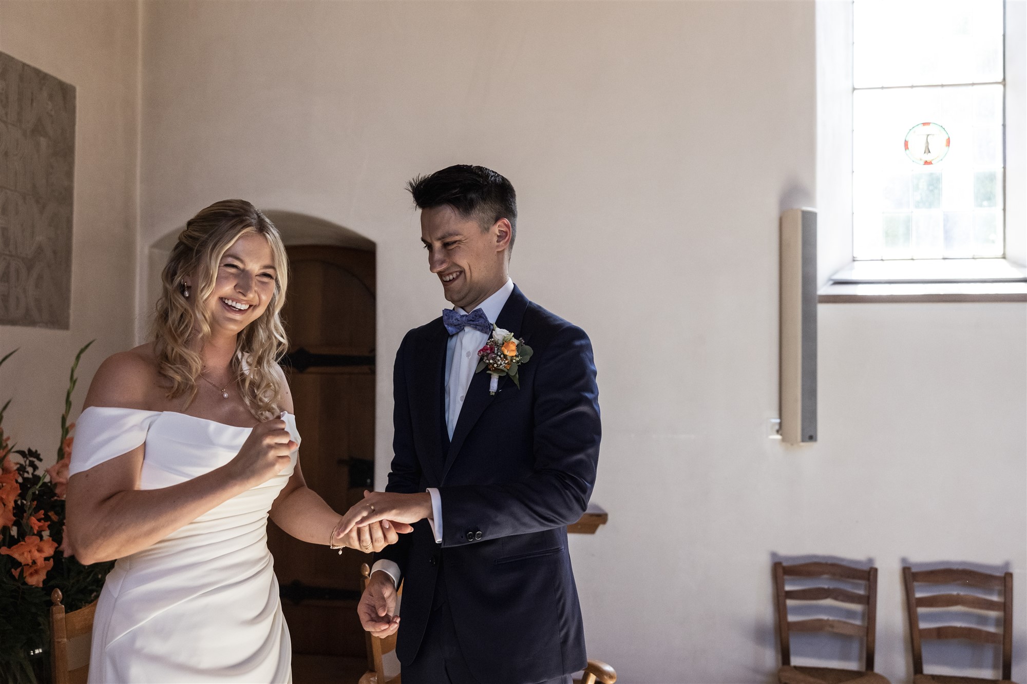 Kirche Biel-Benken - Die Trauung in der Kirche - Der Ringtausch - Hochzeitsfotograf Basel Schweiz