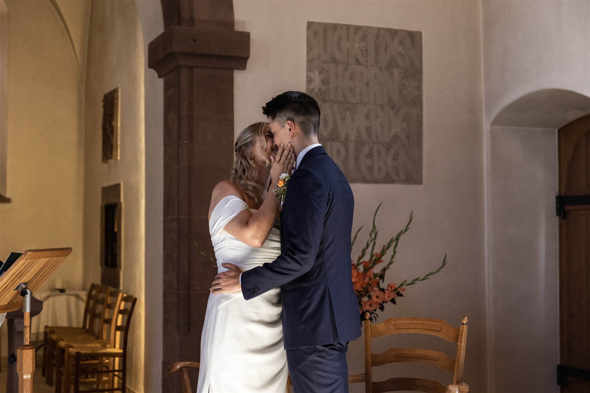 Kirche Biel-Benken - Die Trauung in der Kirche - Der Kuss - Hochzeitsfotograf Basel Schweiz