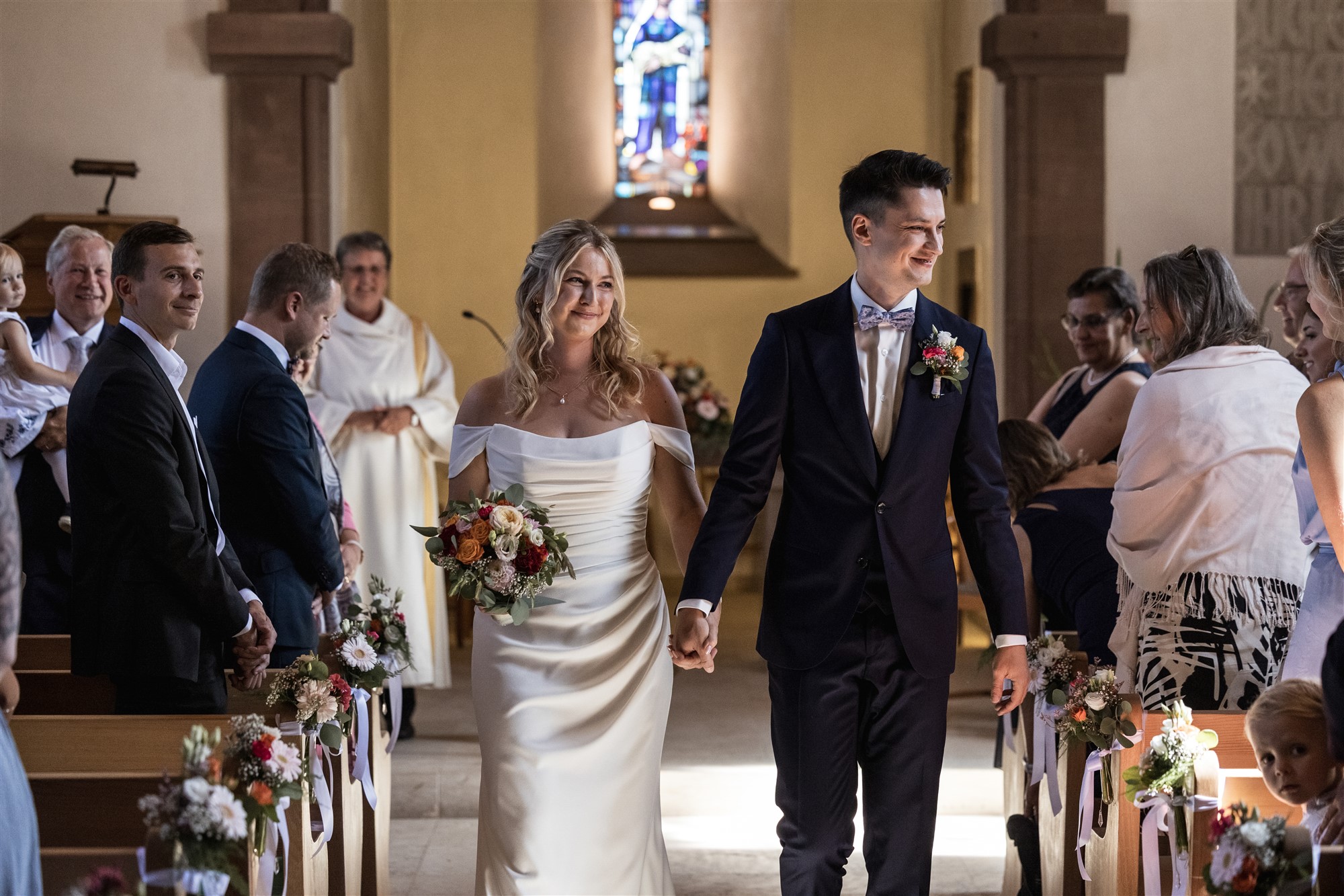 Kirche Biel-Benken - Die Trauung in der Kirche - Der Auszug - Hochzeitsfotograf Basel Schweiz