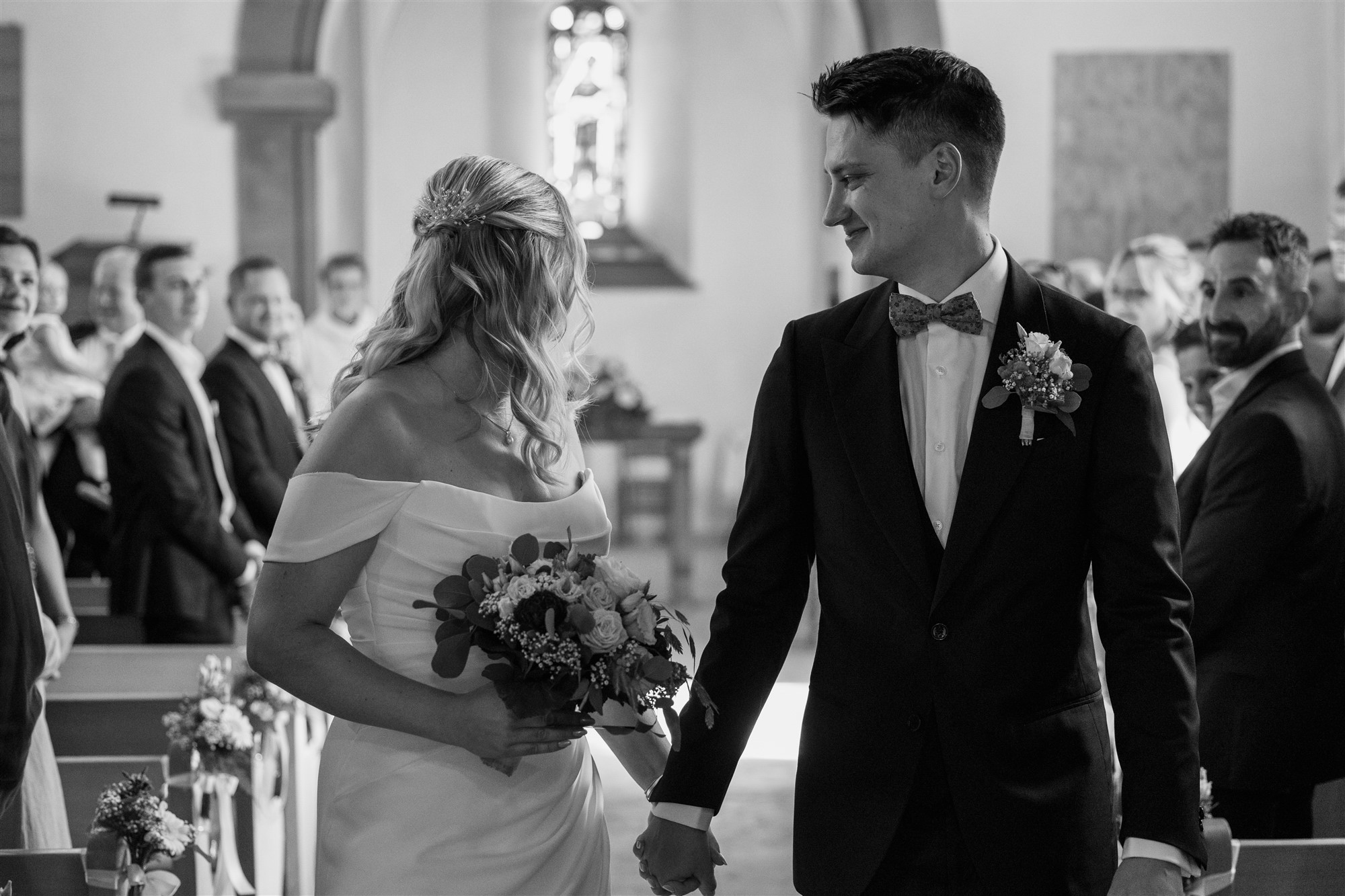 Kirche Biel-Benken - Die Trauung in der Kirche - Der Auszug - Hochzeitsfotograf Basel Schweiz