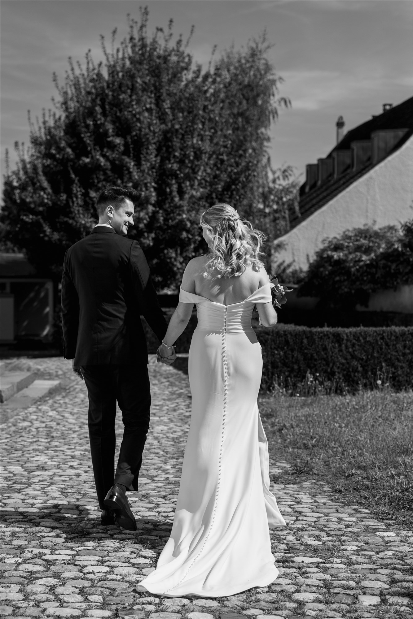 Kirche Biel-Benken - Der Auszug nach der kirchlichen Trauung - Hochzeitsfotograf Basel Schweiz