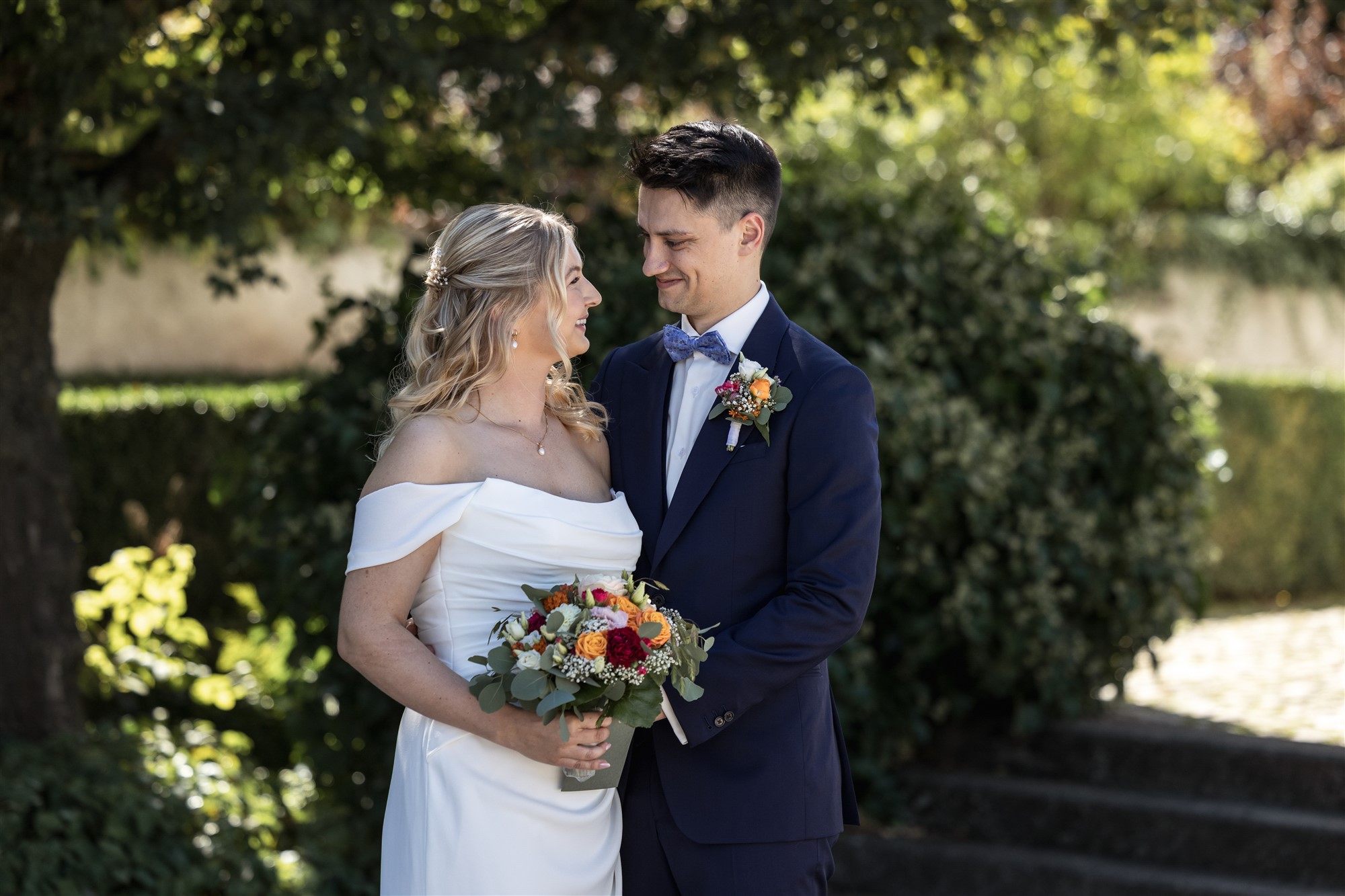 Kirche Biel-Benken -Das Hochzeitspaar im Garten - Hochzeitsfotograf Basel Schweiz
