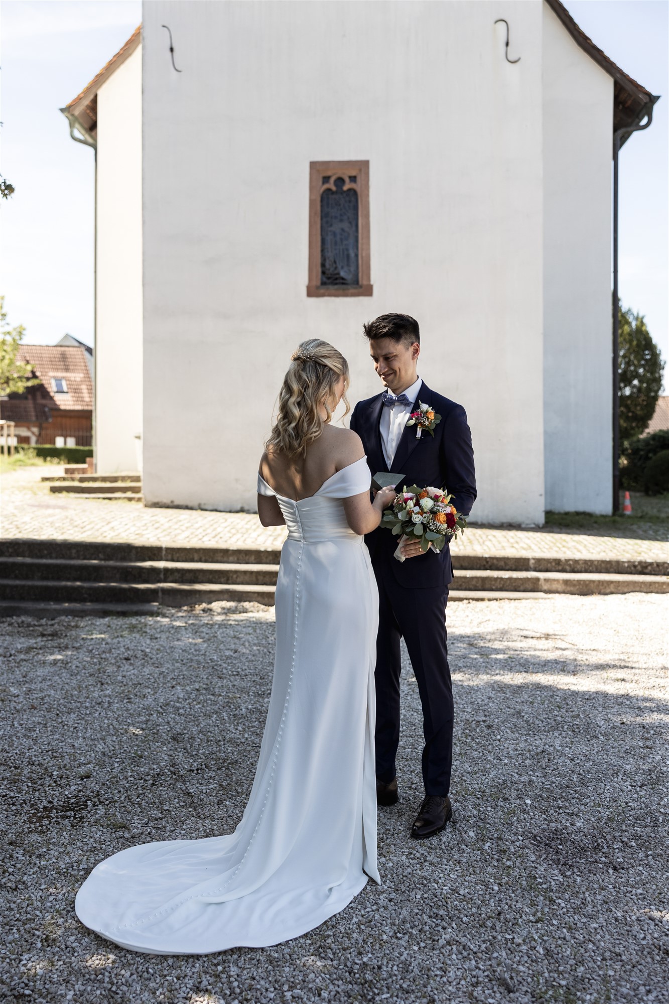 Kirche Biel-Benken -Das Hochzeitspaar im Garten - Hochzeitsfotograf Basel Schweiz