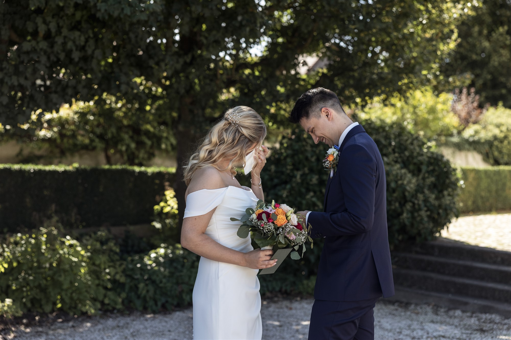 Kirche Biel-Benken -Das Hochzeitspaar im Garten - Hochzeitsfotograf Basel Schweiz