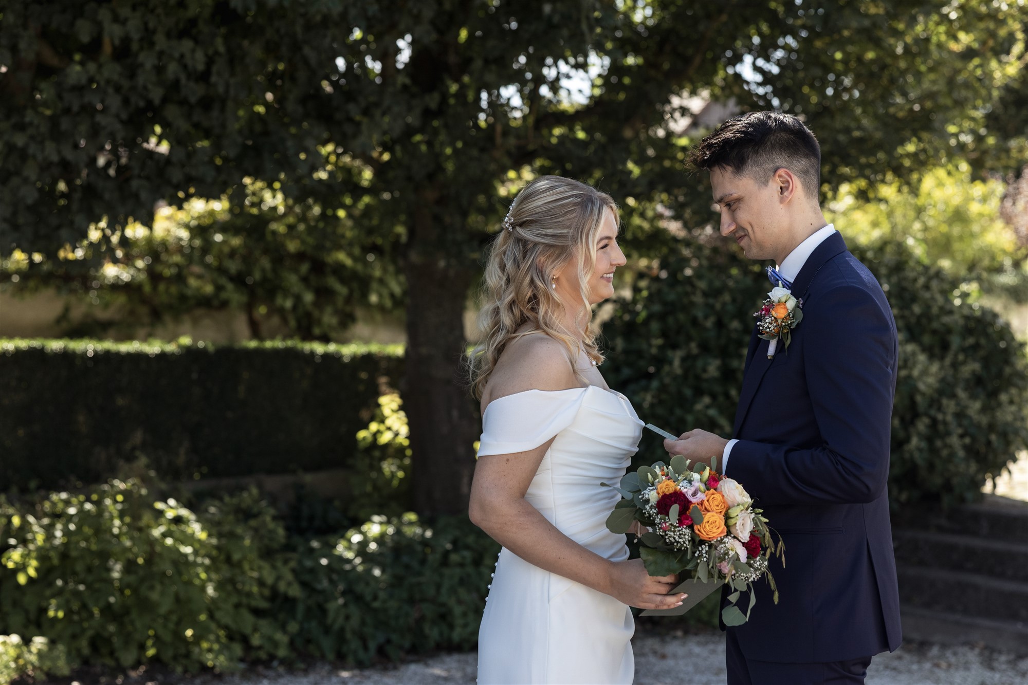 Kirche Biel-Benken -Das Hochzeitspaar im Garten - Hochzeitsfotograf Basel Schweiz