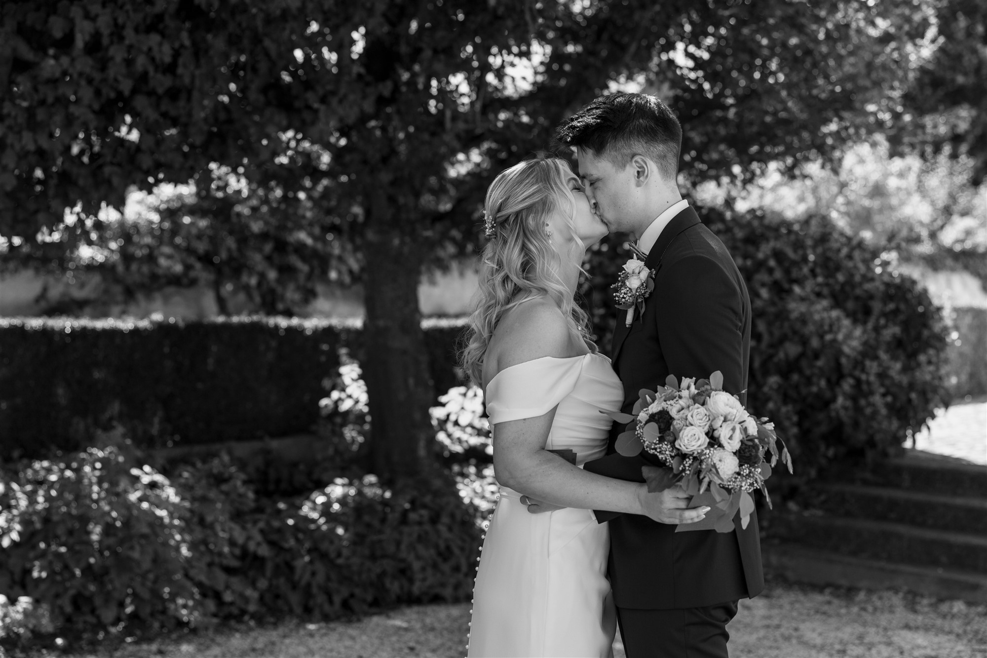 Kirche Biel-Benken -Das Hochzeitspaar im Garten - Hochzeitsfotograf Basel Schweiz