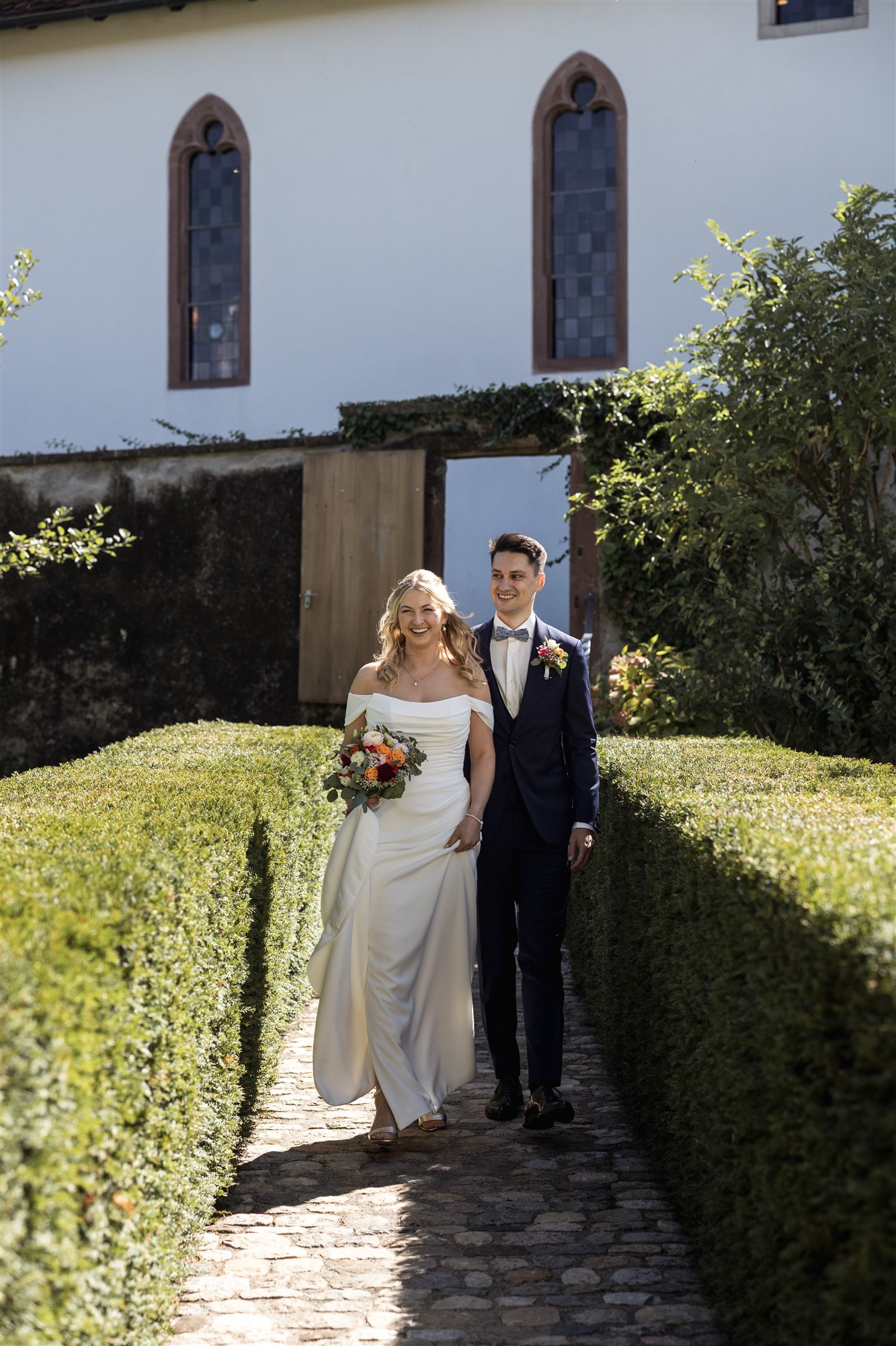 Kirche Biel-Benken -Das Hochzeitspaar unterwegs zum Apero - Hochzeitsfotograf Basel Schweiz