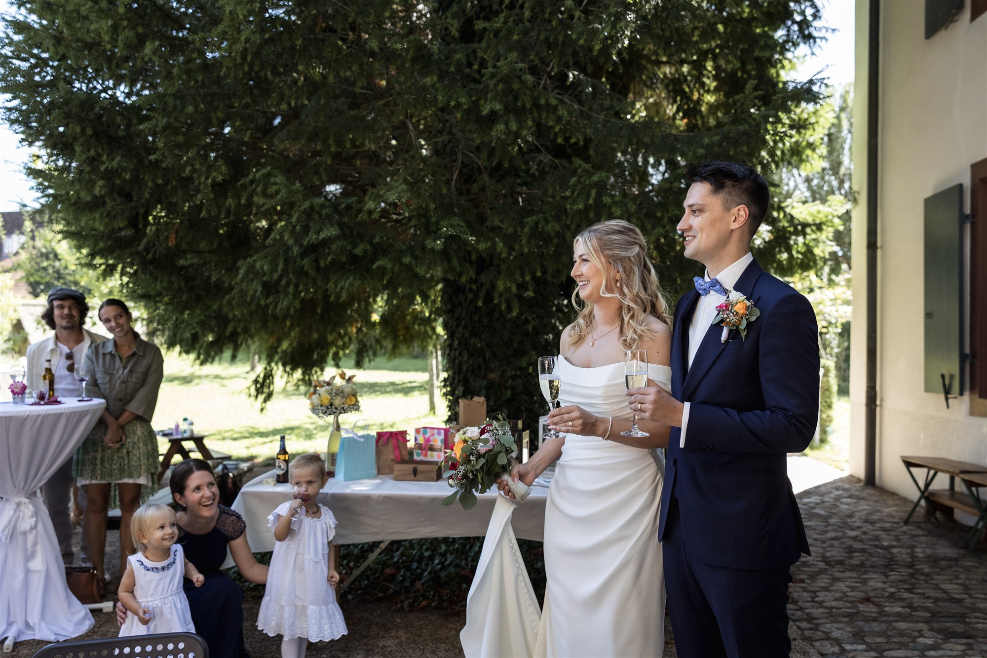 Kirche Biel-Benken -Das Hochzeitspaar beim Apero - Hochzeitsfotograf Basel Schweiz