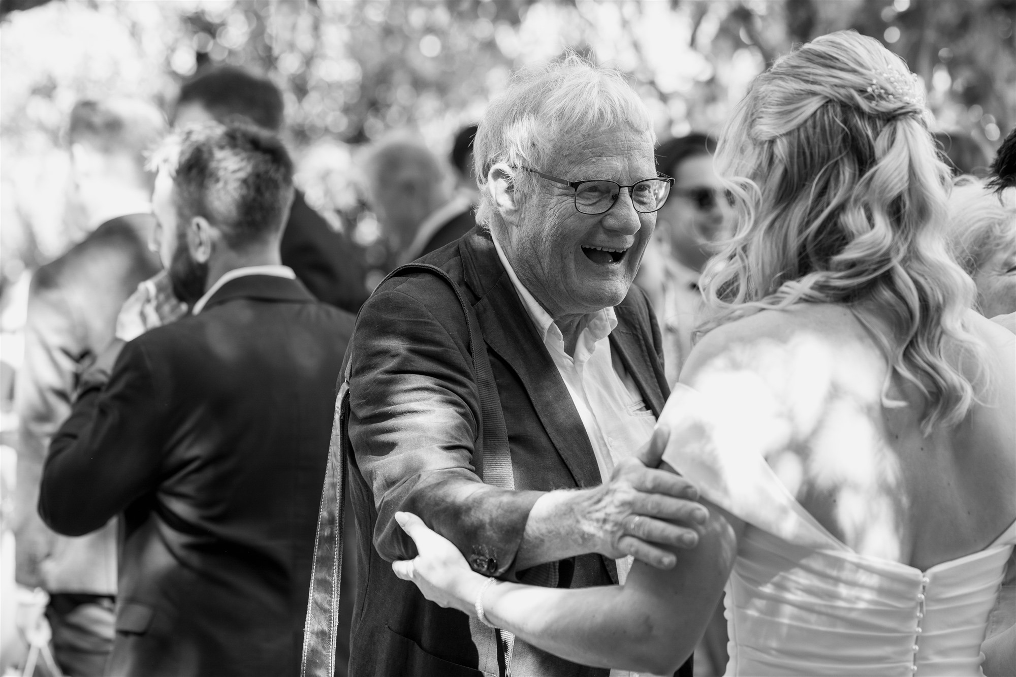 Kirche Biel-Benken - Die Gäste gratulieren dem Paar - Hochzeitsfotograf Basel Schweiz