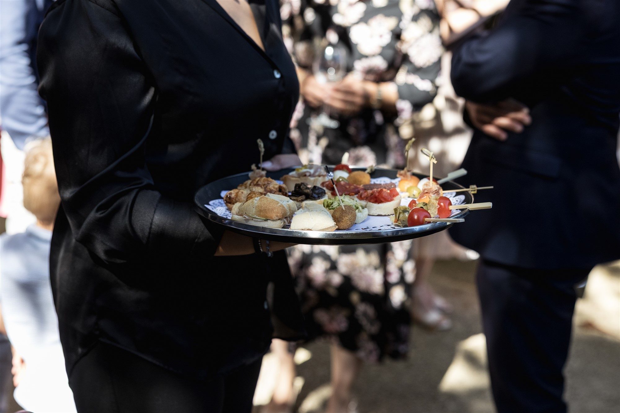 Hochzeit Kirche Biel-Benken - beim Apero - Hochzeitsfotograf Basel Schweiz