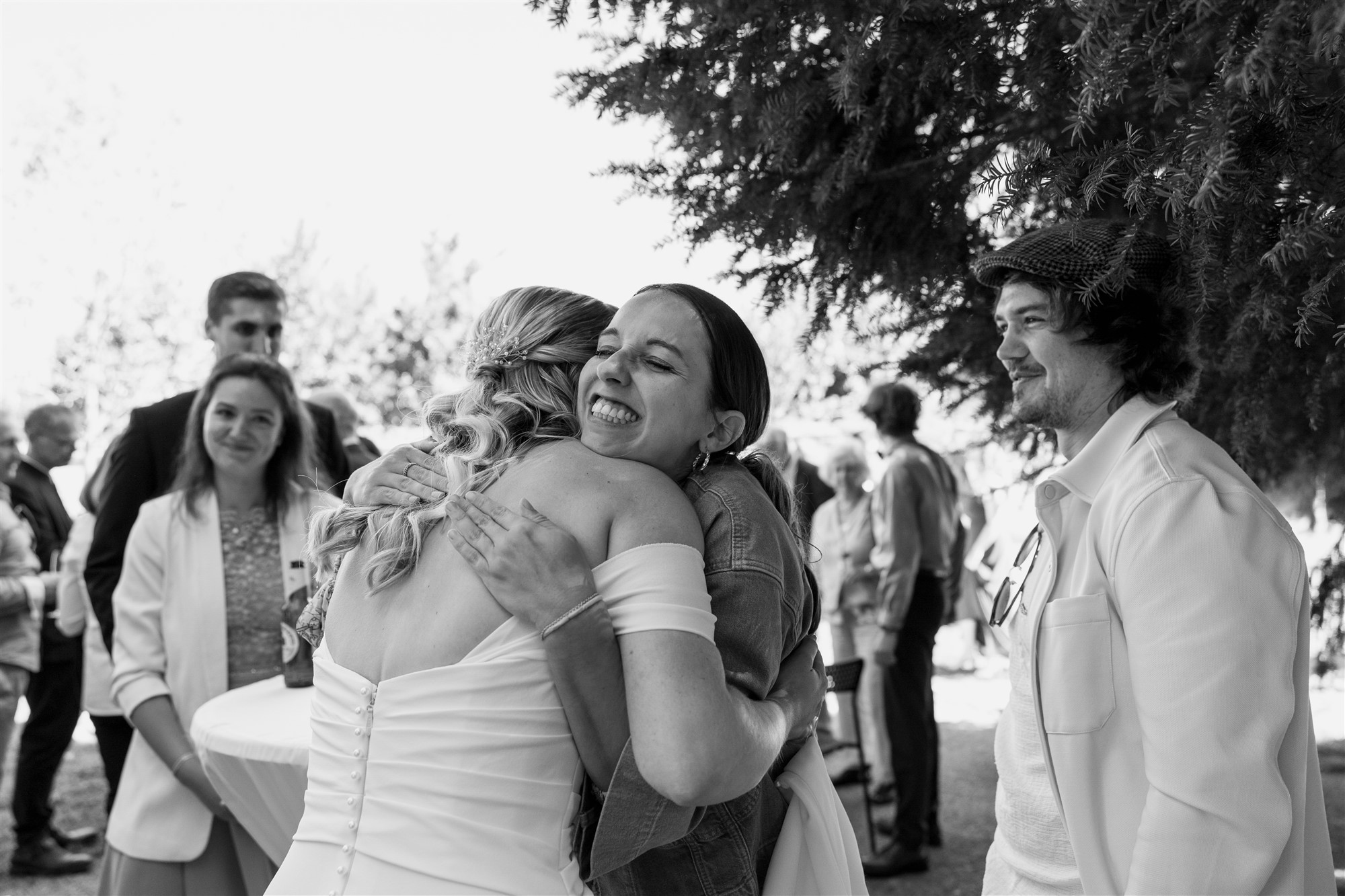 Kirche Biel-Benken - Die Gäste gratulieren dem Paar - Hochzeitsfotograf Basel Schweiz