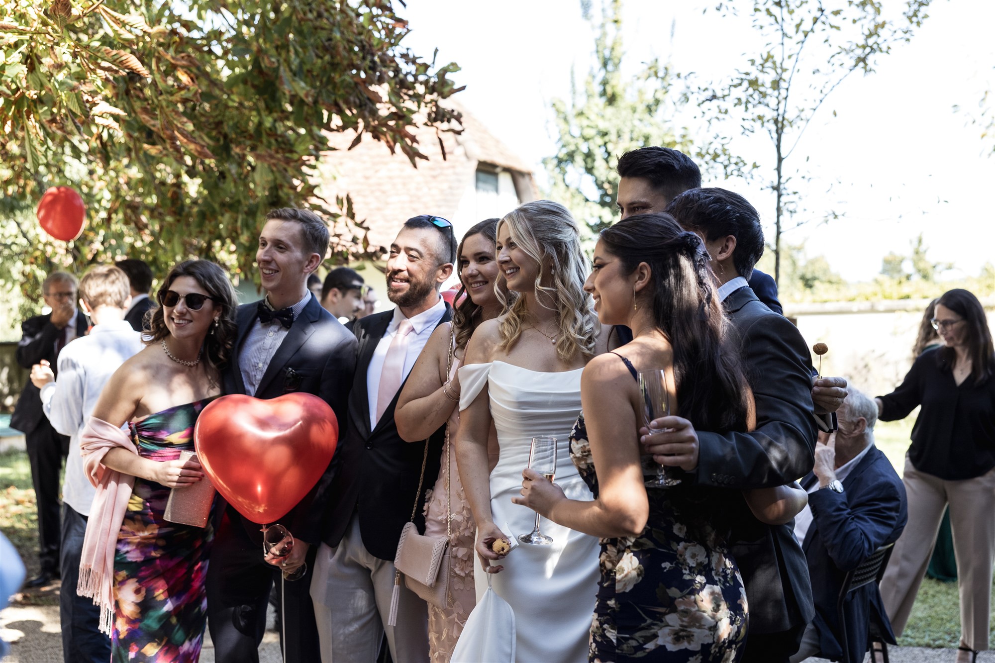 Hochzeit Kirche Biel-Benken - die Gäste beim Apero - Hochzeitsfotograf Basel Schweiz