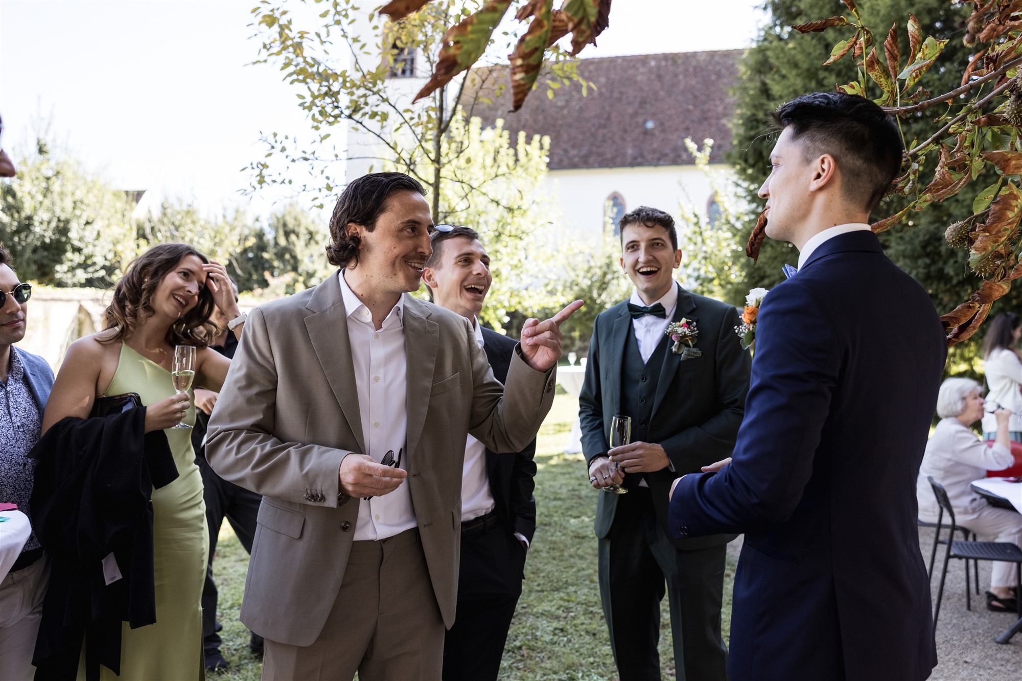 Hochzeit Kirche Biel-Benken - die Gäste beim Apero - Hochzeitsfotograf Basel Schweiz