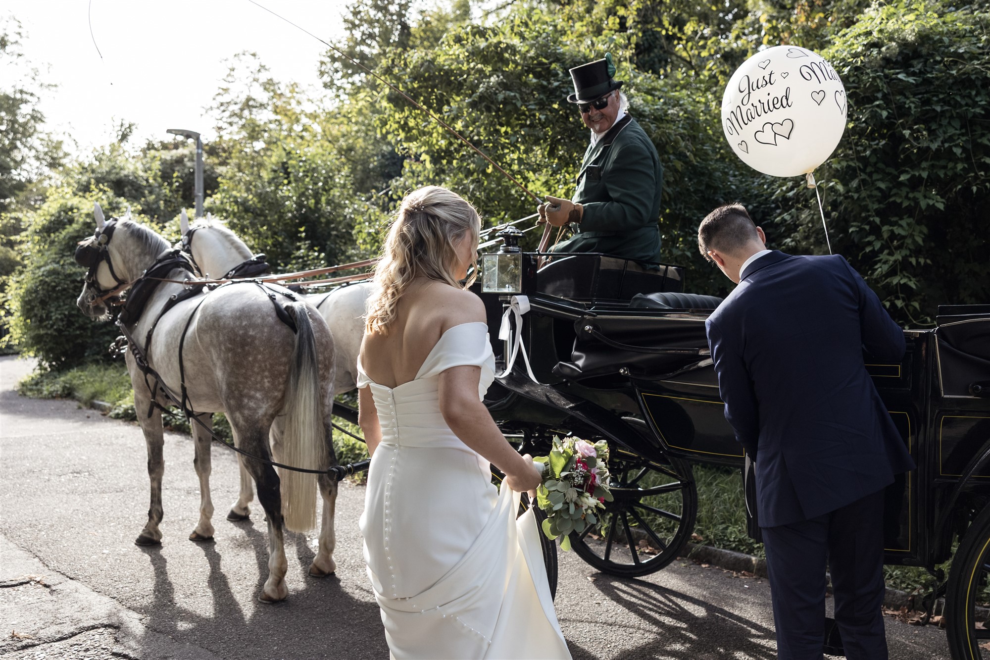 Hochzeit Kirche Biel-Benken - die Hochzeitskutsche kommt - Hochzeitsfotograf Basel Schweiz