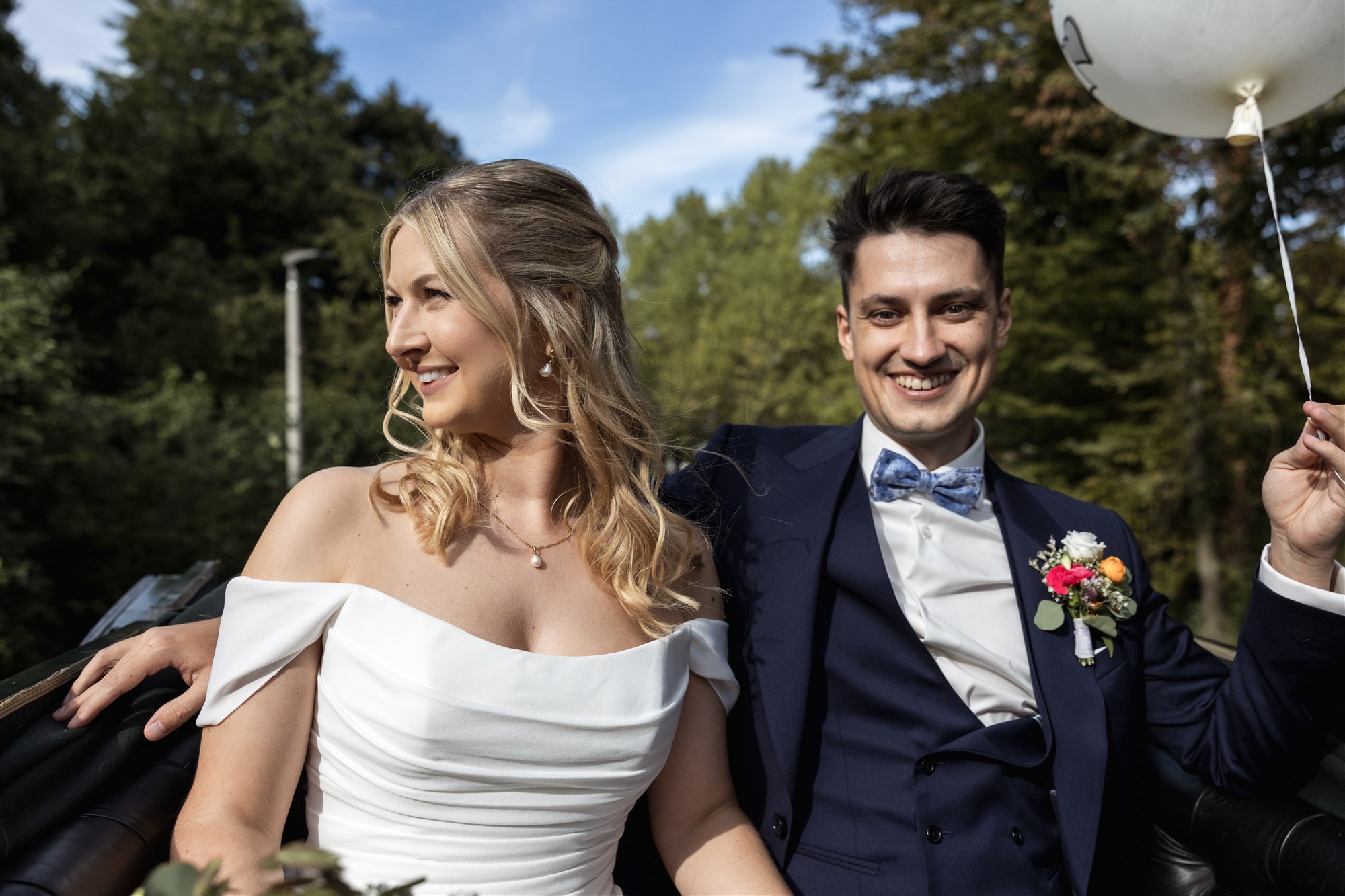 Hochzeit in den Merian Gärten - das Hochzeitspaar in der Pferdekutsche - Hochzeitsfotograf Basel Schweiz
