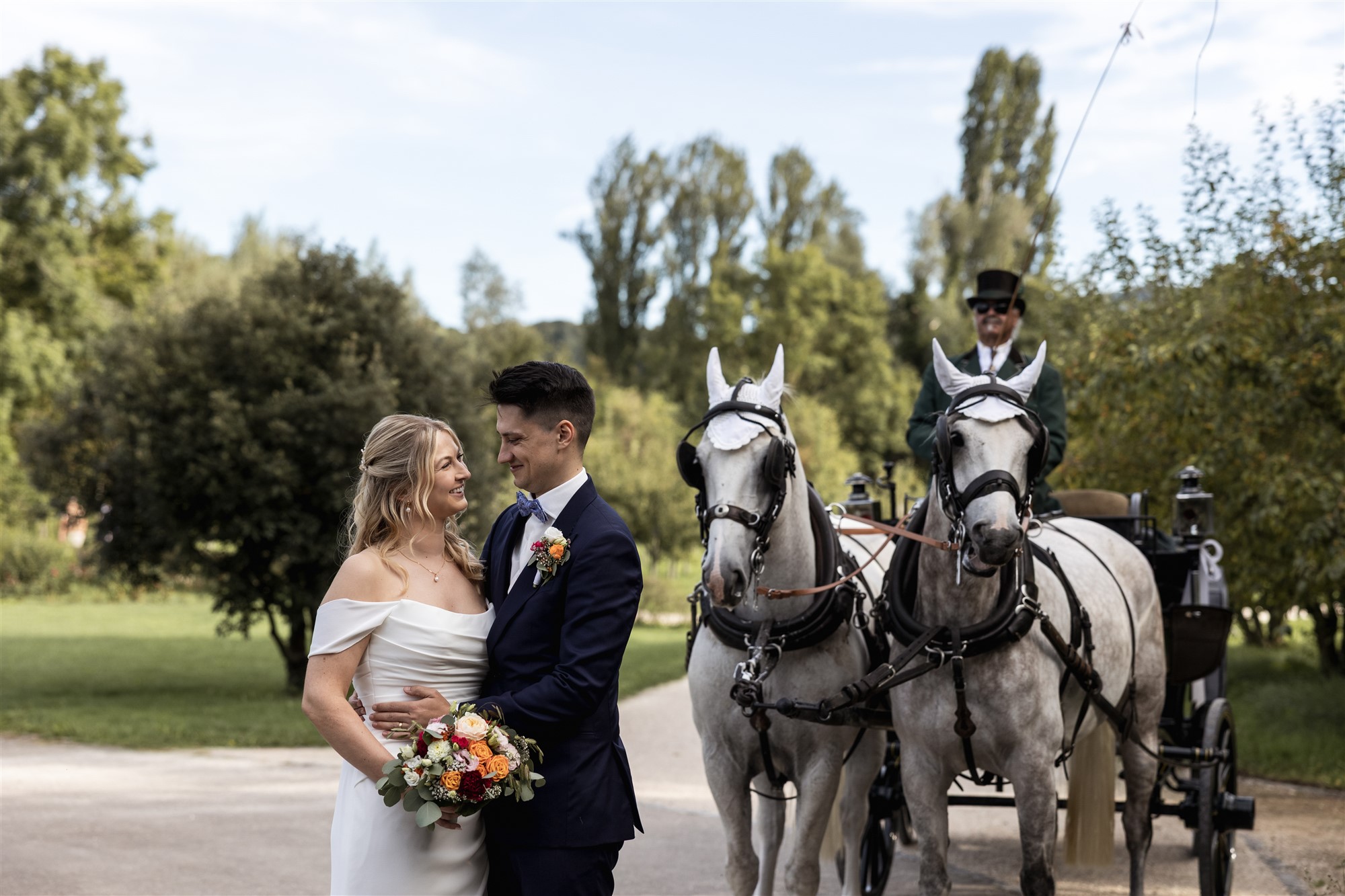 Hochzeit in den Merian Gärten - Paarfotoshooting mit der Pferdekutsche - Hochzeitsfotograf Basel Schweiz