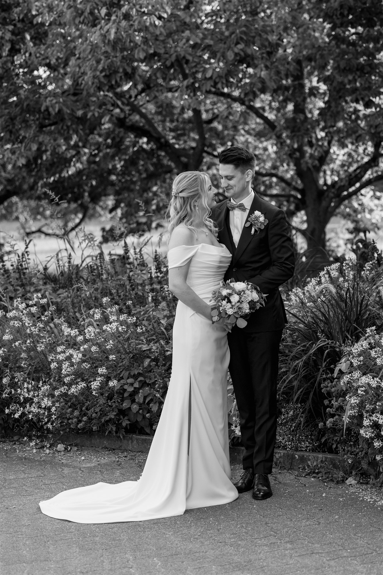 Hochzeit in den Merian Gärten - Paarfotoshooting in der Natur - Hochzeitsfotograf Basel Schweiz