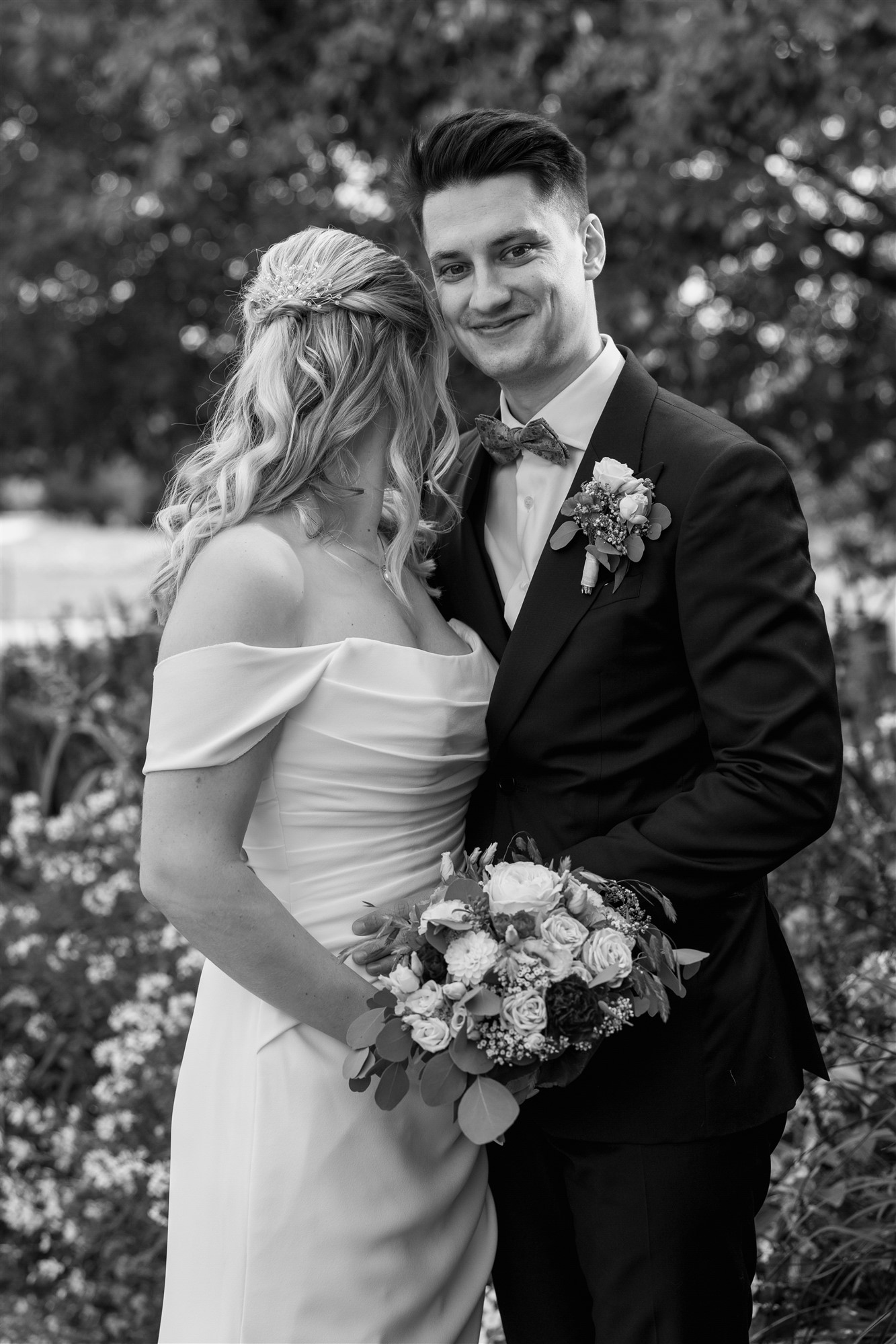 Hochzeit in den Merian Gärten - Paarfotoshooting in der Natur - Hochzeitsfotograf Basel Schweiz