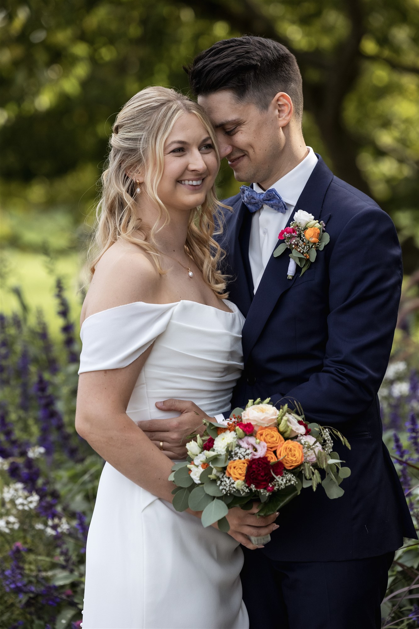 Hochzeit in den Merian Gärten - Paarfotoshooting in der Natur - Hochzeitsfotograf Basel Schweiz