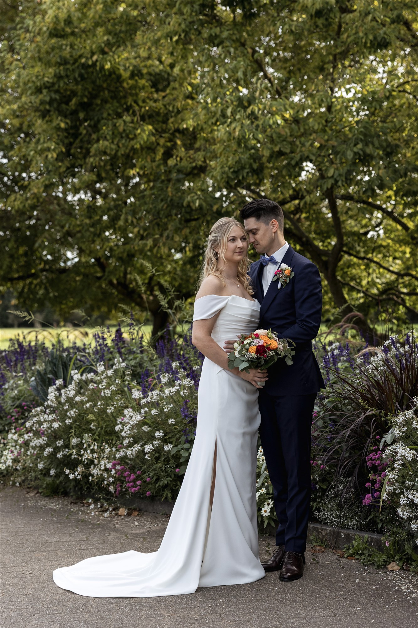 Hochzeit in den Merian Gärten - Paarfotoshooting in der Natur - Hochzeitsfotograf Basel Schweiz