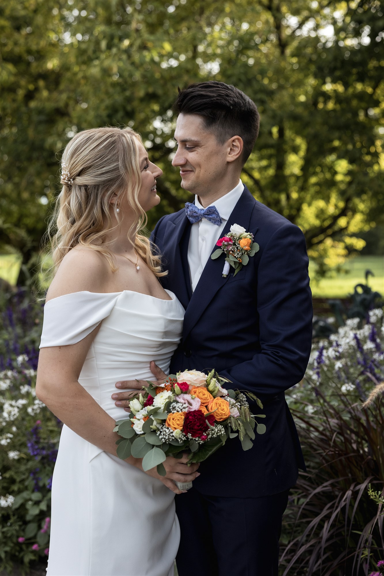 Hochzeit in den Merian Gärten - Paarfotoshooting in der Natur - Hochzeitsfotograf Basel Schweiz