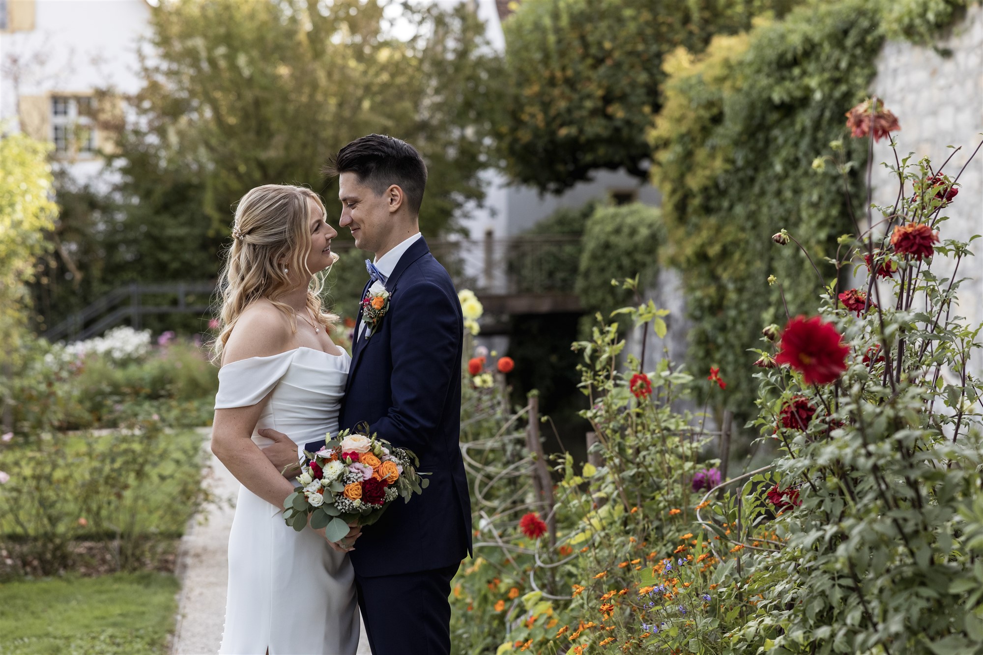 Hochzeit in den Merian Gärten - Paarfotoshooting in der Natur - Hochzeitsfotograf Basel Schweiz
