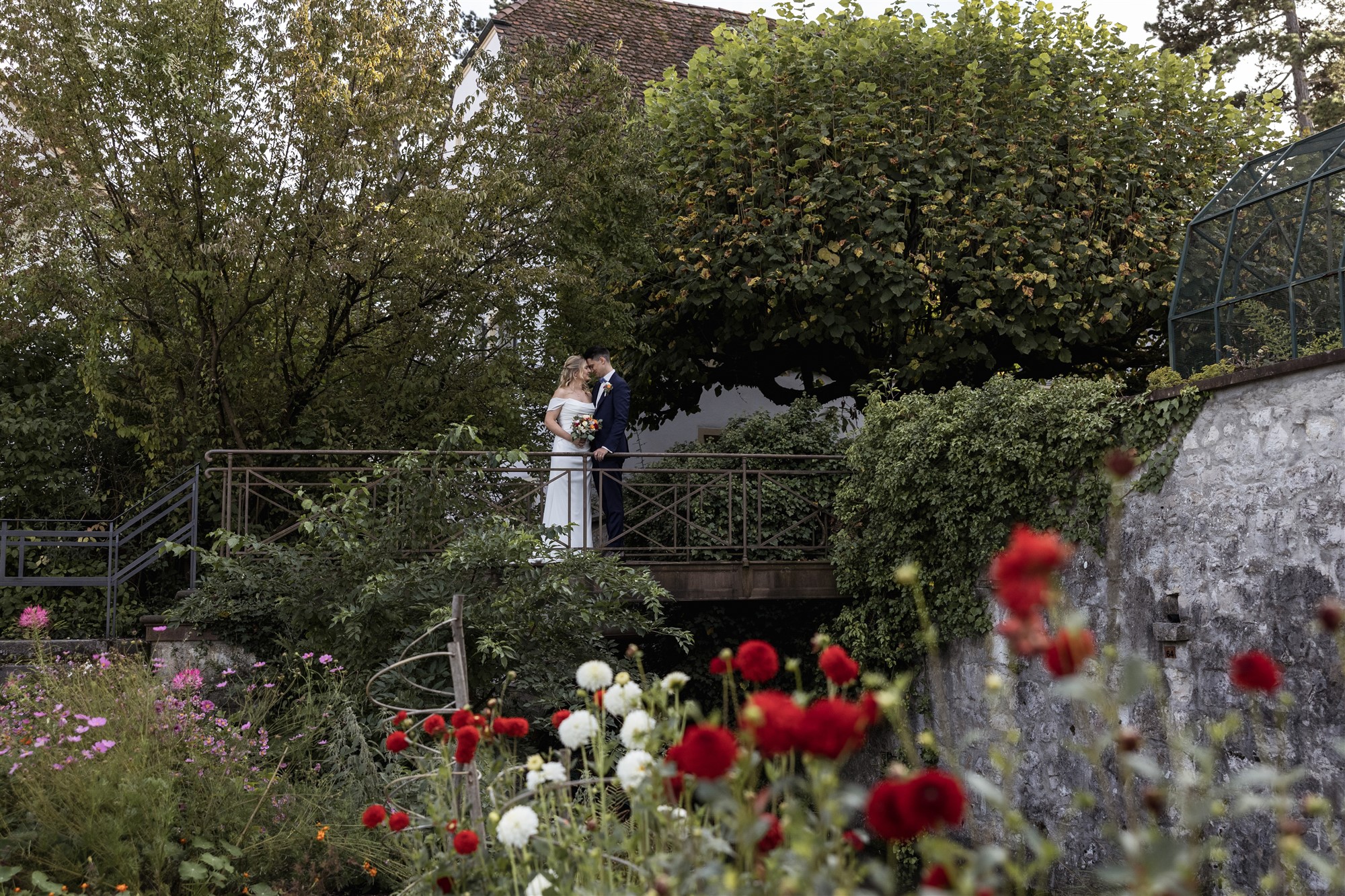 Hochzeit in den Merian Gärten - Paarfotoshooting in der Natur - Hochzeitsfotograf Basel Schweiz