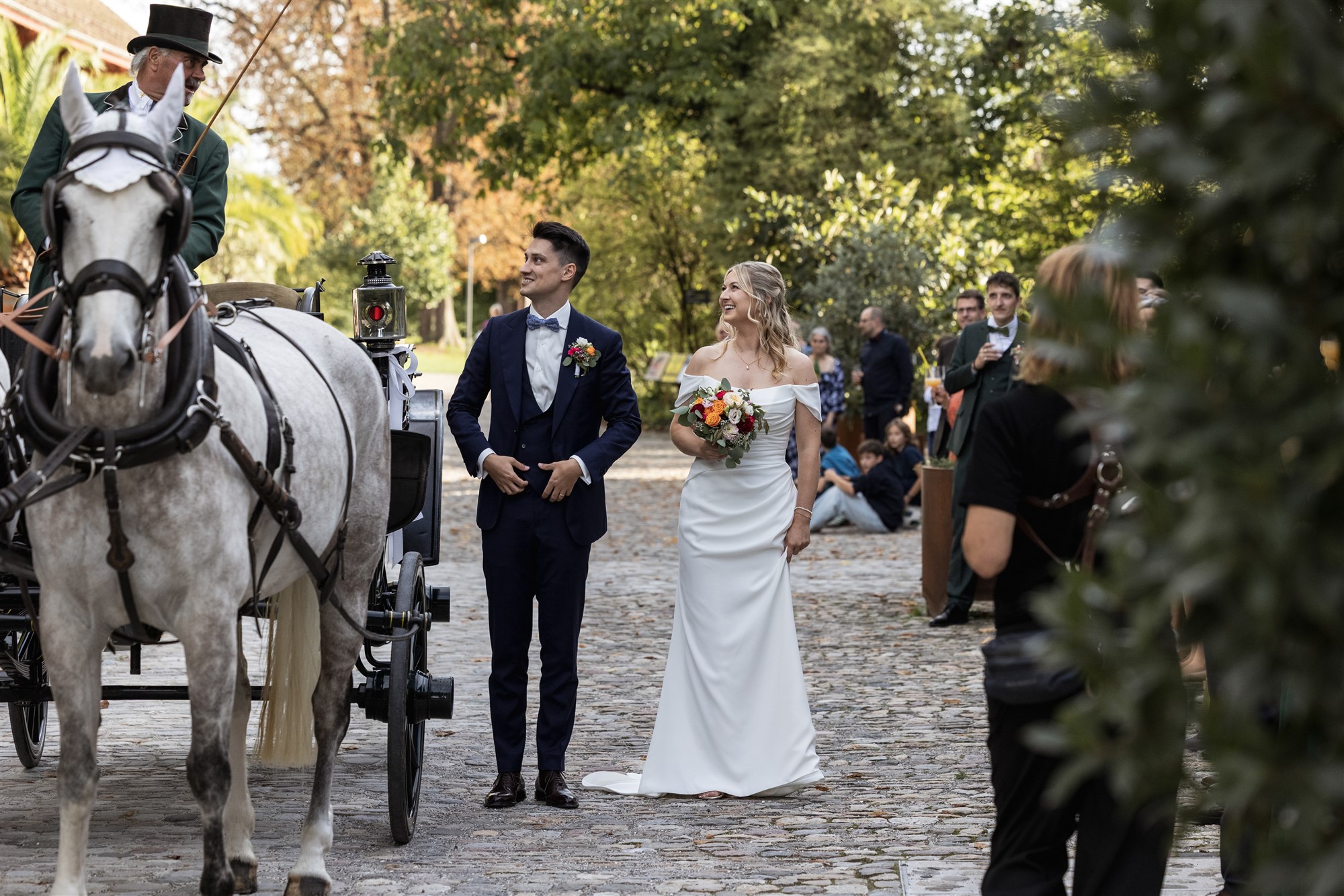 Hochzeit in den Merian Gärten - Das Paar neben der Kutsche - Hochzeitsfotograf Basel Schweiz