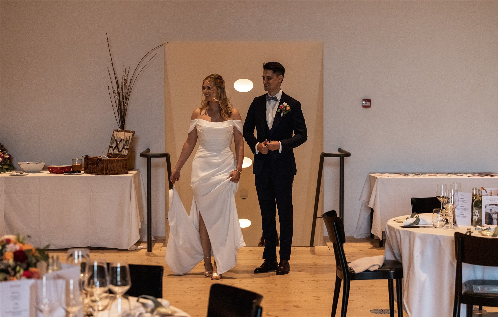 Hochzeit in den Merian Gärten - Das Paar an der Hochzeitslocation - Hochzeitsfotograf Basel Schweiz