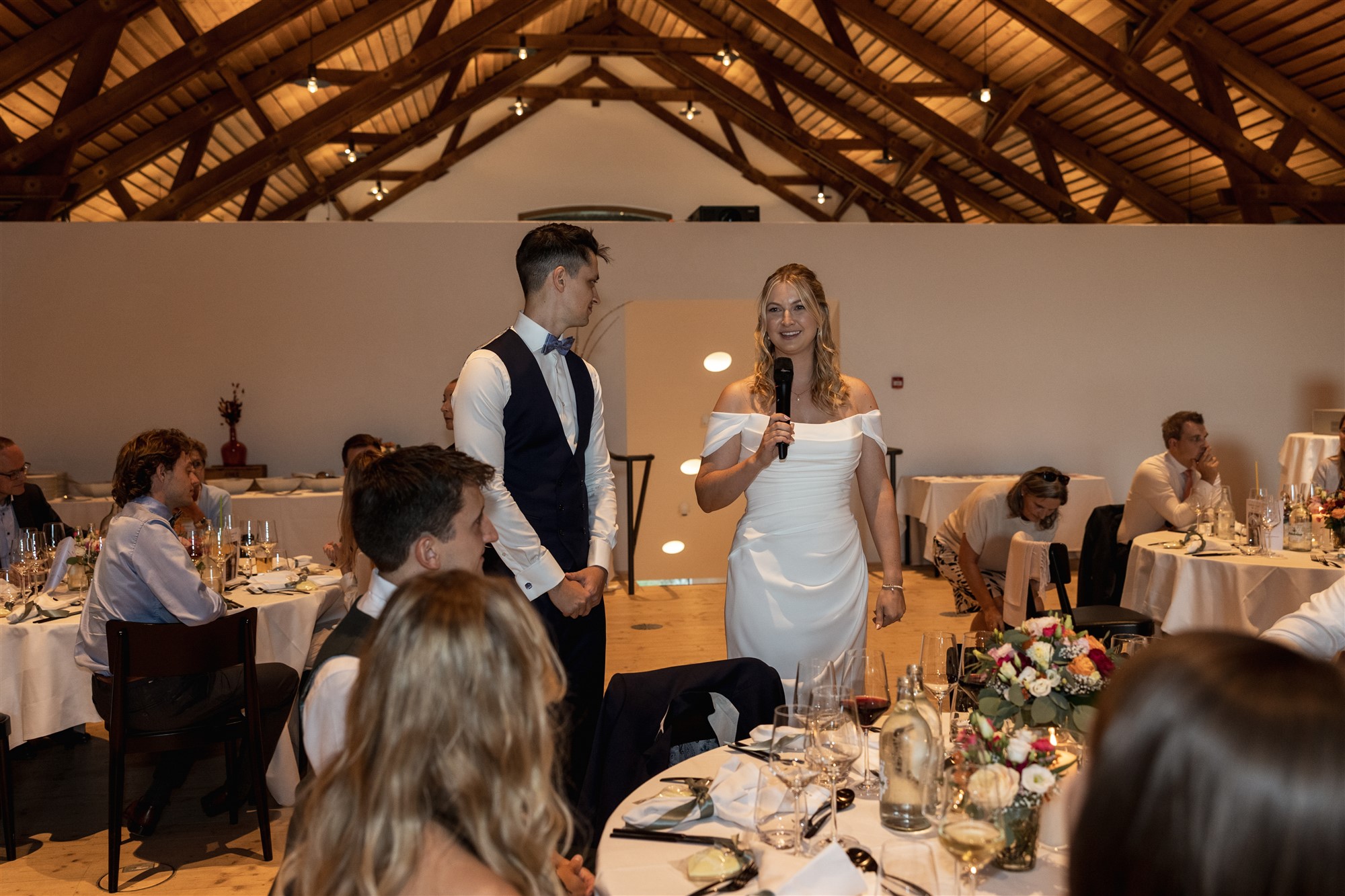 Hochzeit in den Merian Gärten - Das Hochzeitspaar hält eine Ansprache - Hochzeitsfotograf Basel Schweiz