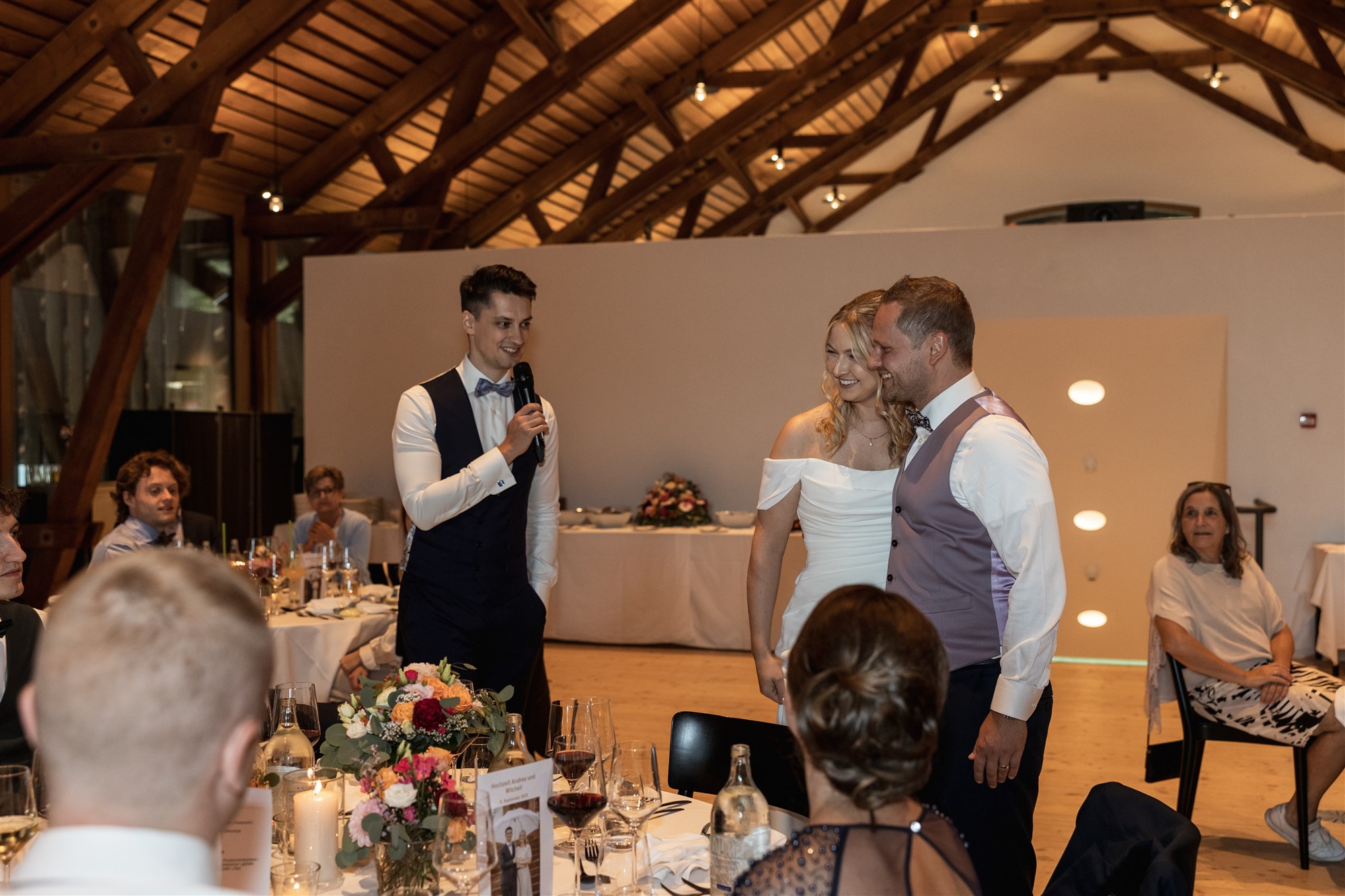 Hochzeit in den Merian Gärten - Das Hochzeitspaar hält eine Ansprache - Hochzeitsfotograf Basel Schweiz