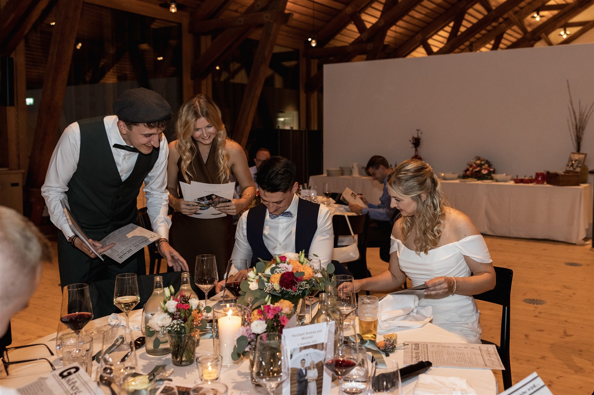 Hochzeit in den Merian Gärten - Das Paar und die Gäste lesen die Hochzeitszeitung