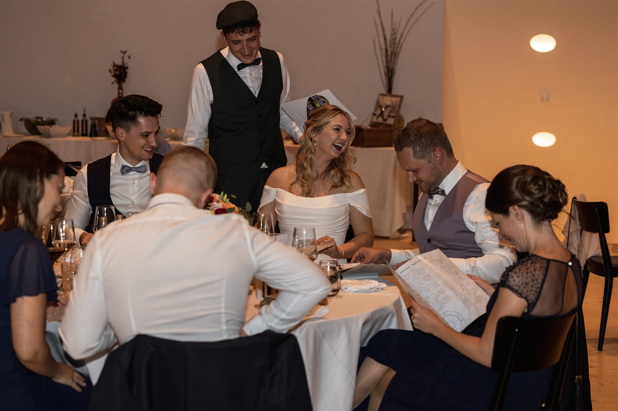 Hochzeit in den Merian Gärten - Das Paar und die Gäste lesen die Hochzeitszeitung