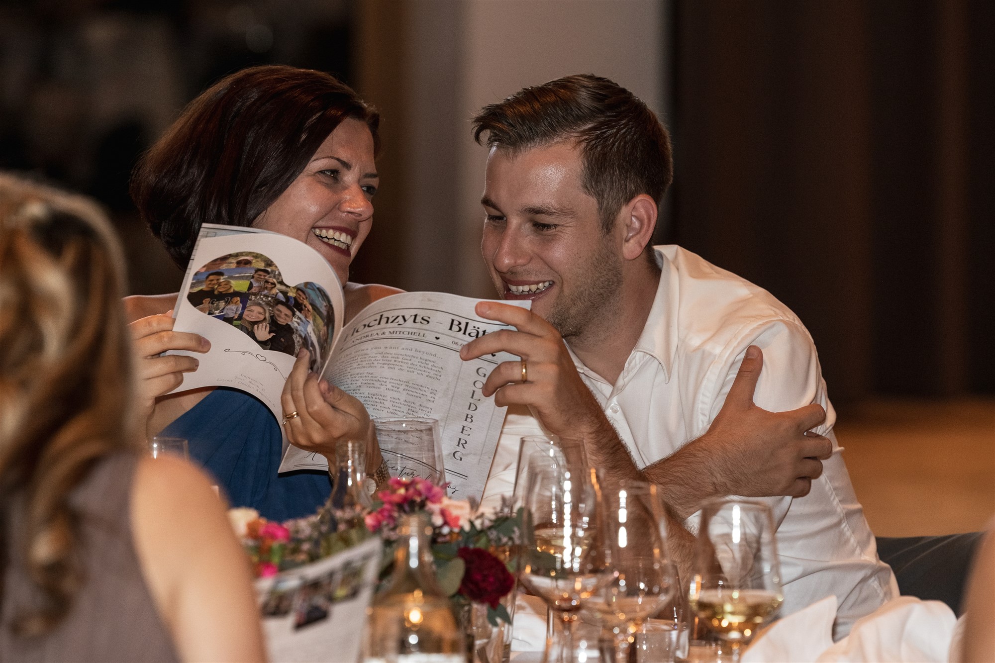 Hochzeit in den Merian Gärten - Das Paar und die Gäste lesen die Hochzeitszeitung