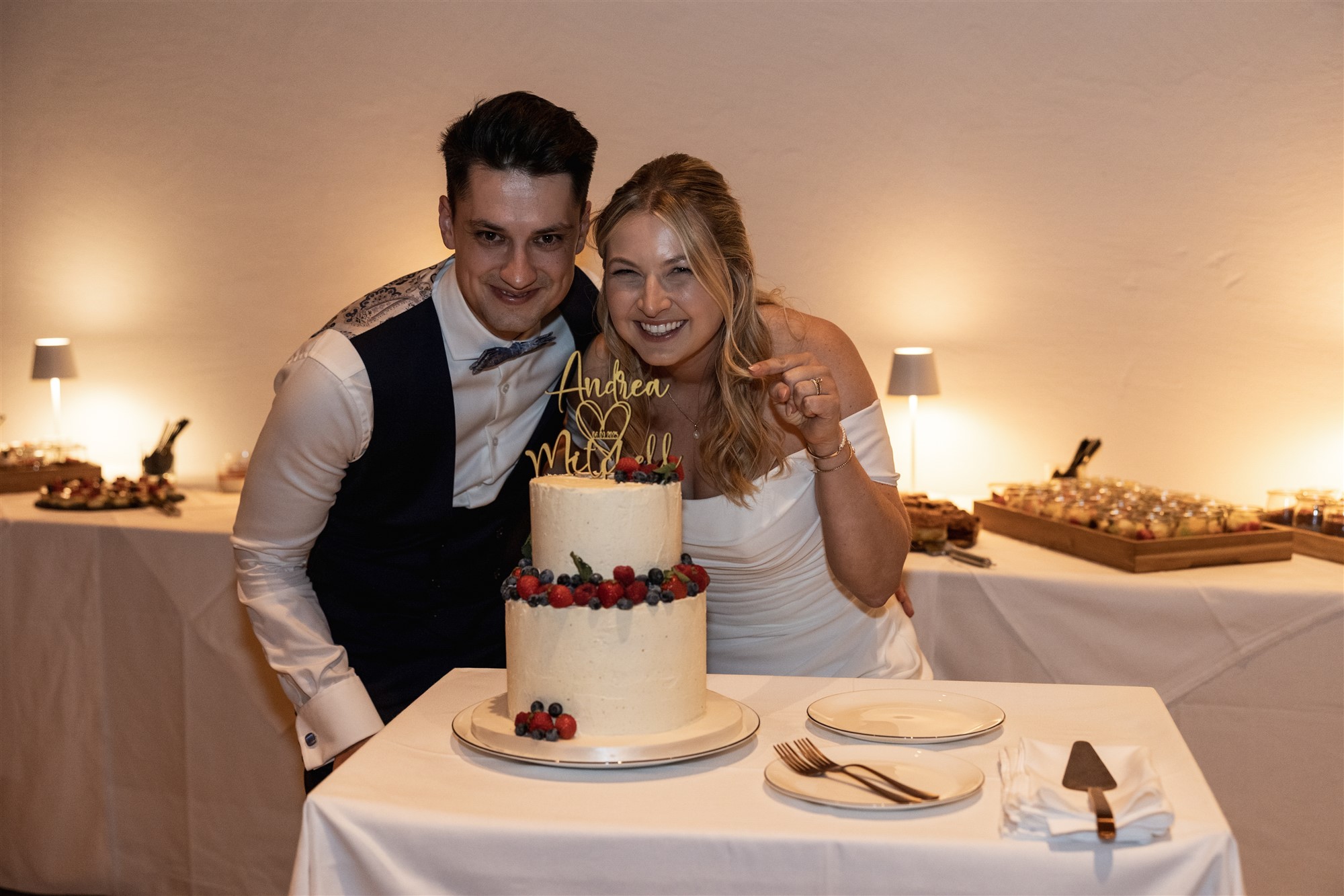 Hochzeit in den Merian Gärten - Das Brautpaar und die Hochzeitstorte