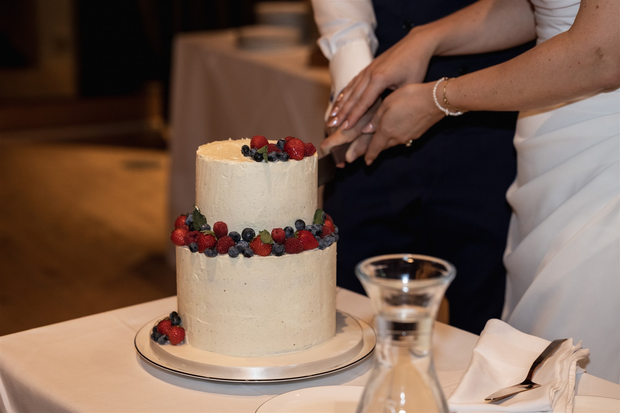 Hochzeit in den Merian Gärten - Das Brautpaar und die Hochzeitstorte