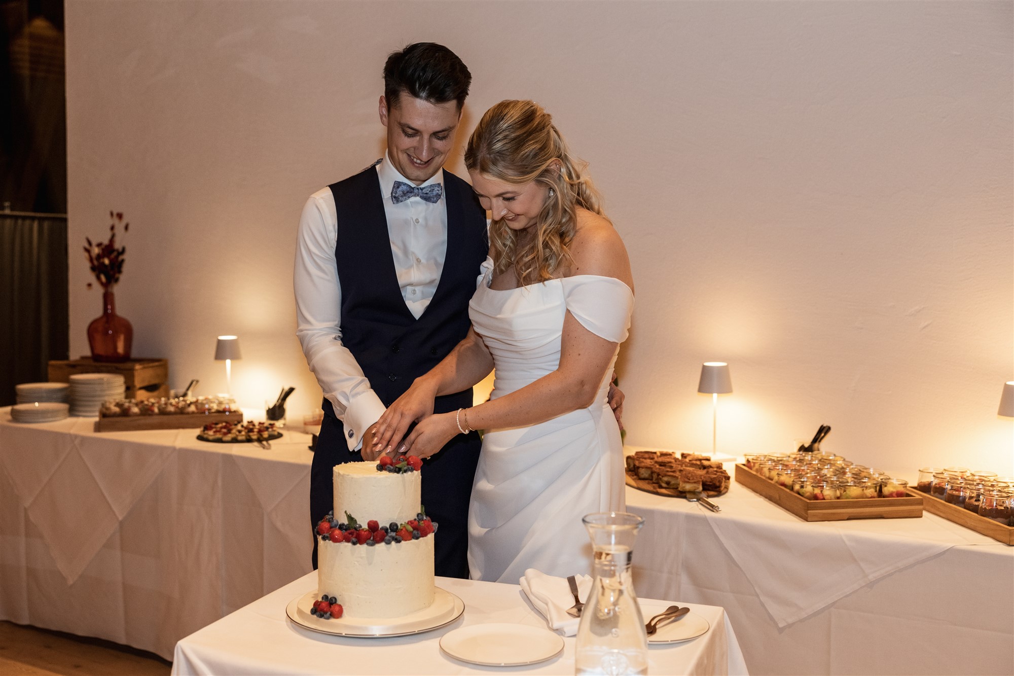 Hochzeit in den Merian Gärten - Das Brautpaar und die Hochzeitstorte