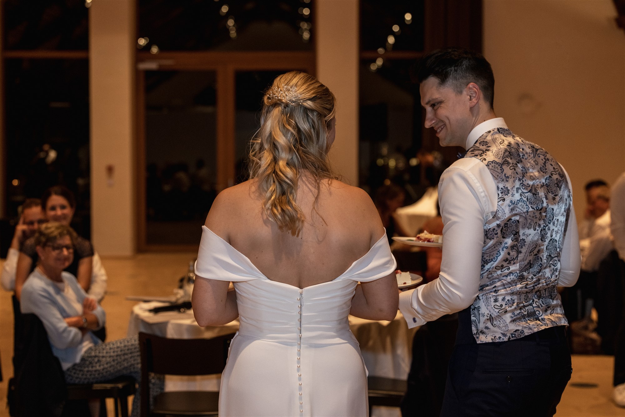 Hochzeit in den Merian Gärten - Das Brautpaar und die Hochzeitstorte