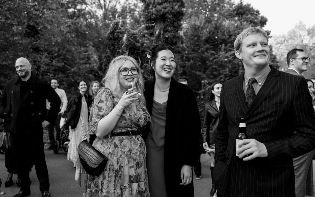 Hochzeitsreportage in Basel - Hochzeit in den Merian Gärten - Die Gäste und die Braut freuen sich - Hochzeitsfotograf Basel