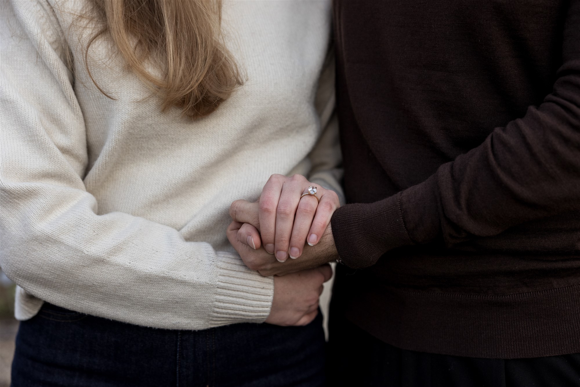 Paarfotoshooting für Hochzeitseinladungen - Ringbild - Hochzeitsfotograf Basel