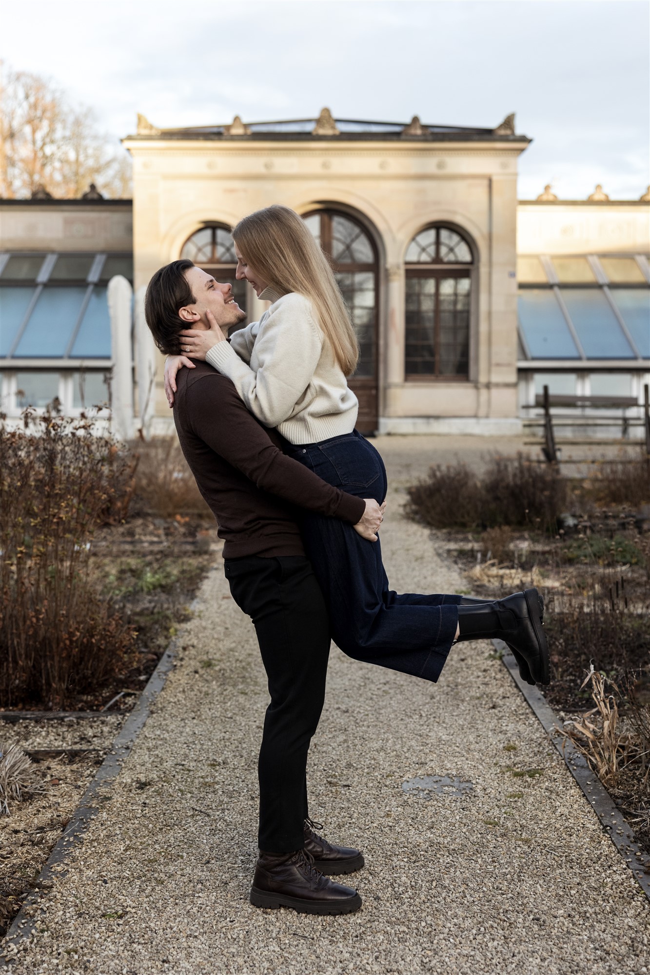 Paarfotoshooting für Hochzeitseinladungen - Hochzeitsfotograf Basel - natürliche Paarbilder