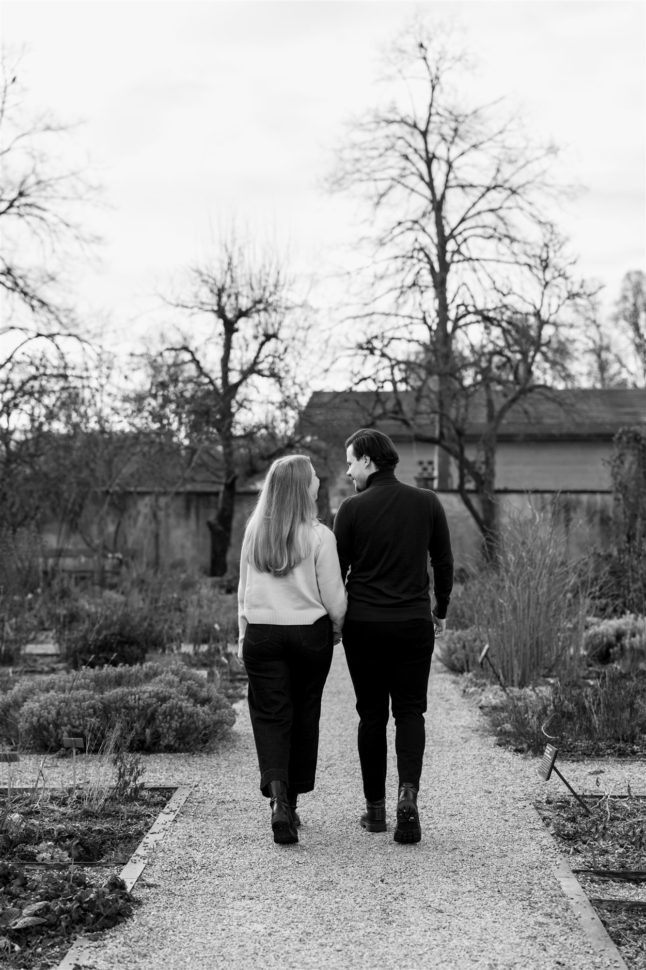 Paarfotoshooting für Hochzeitseinladungen - Hochzeitsfotograf Basel - natürliche Paarbilder