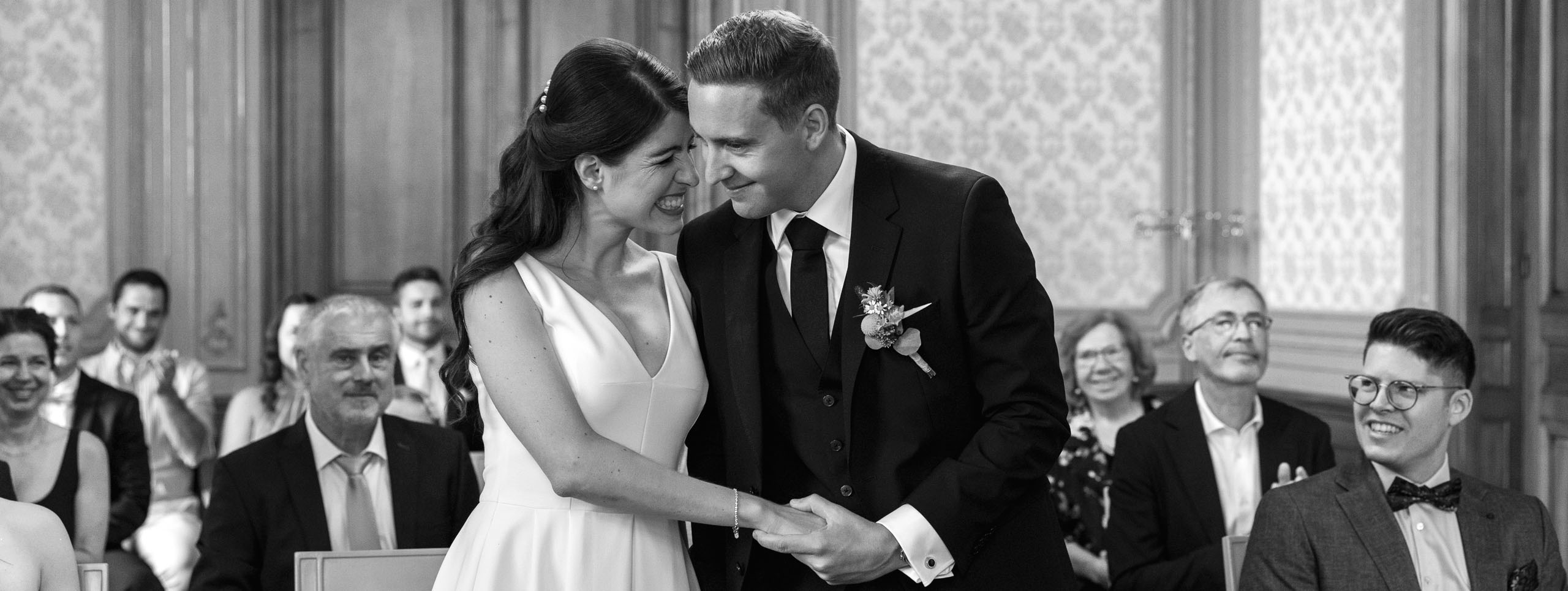 Ziviltrauung in Basel Hochzeitsfotograf - Das Paar bei der zivilen Trauung in Basel