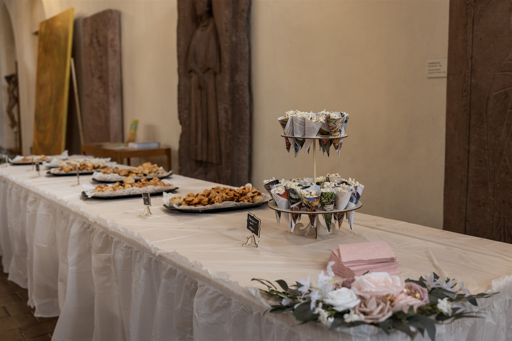 Hochzeitsapero in der Predigerkirche - Hochzeitsfotograf Basel Schweiz