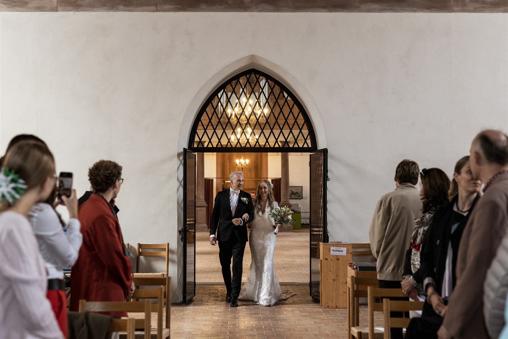 Einzug des Paares in die Predigerkirche - Hochzeitsfotograf Basel Schweiz